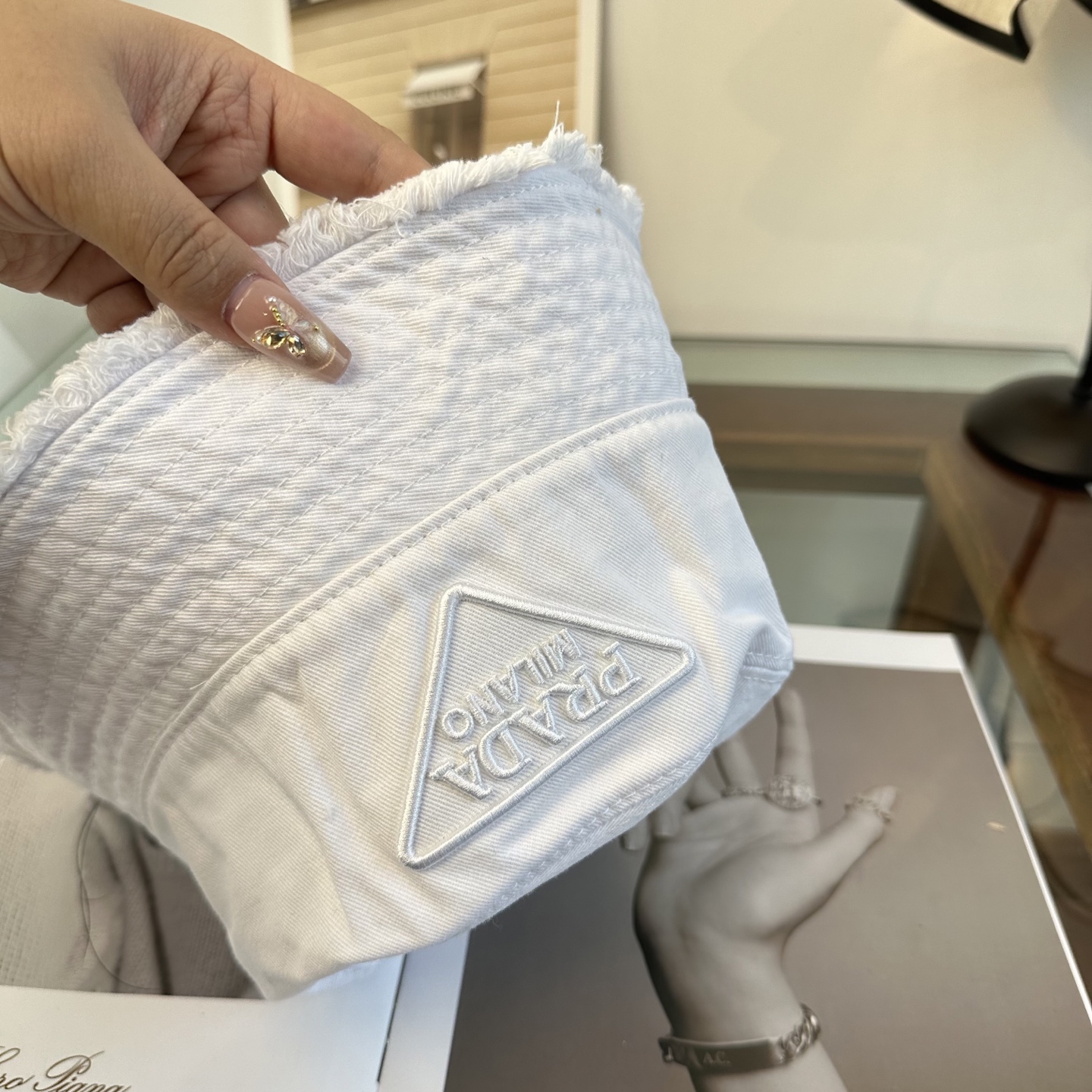 普拉达 Prada 经典三角标渔夫帽，显脸小 大牌款超好搭配，赶紧入手！