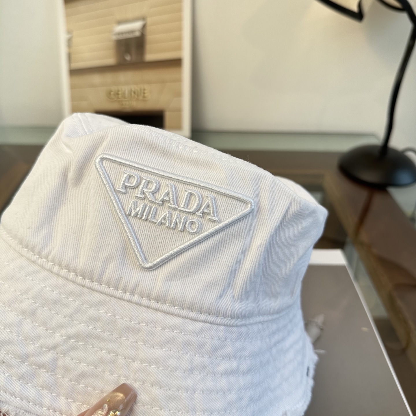 普拉达 Prada 经典三角标渔夫帽，显脸小 大牌款超好搭配，赶紧入手！