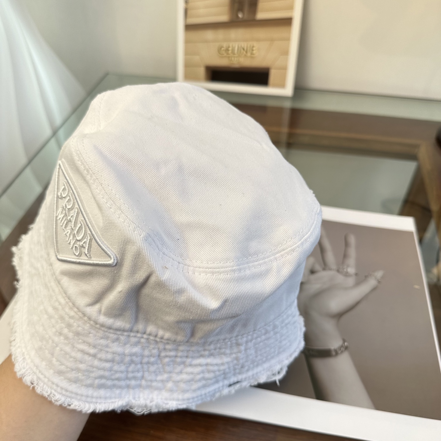 普拉达 Prada 经典三角标渔夫帽，显脸小 大牌款超好搭配，赶紧入手！