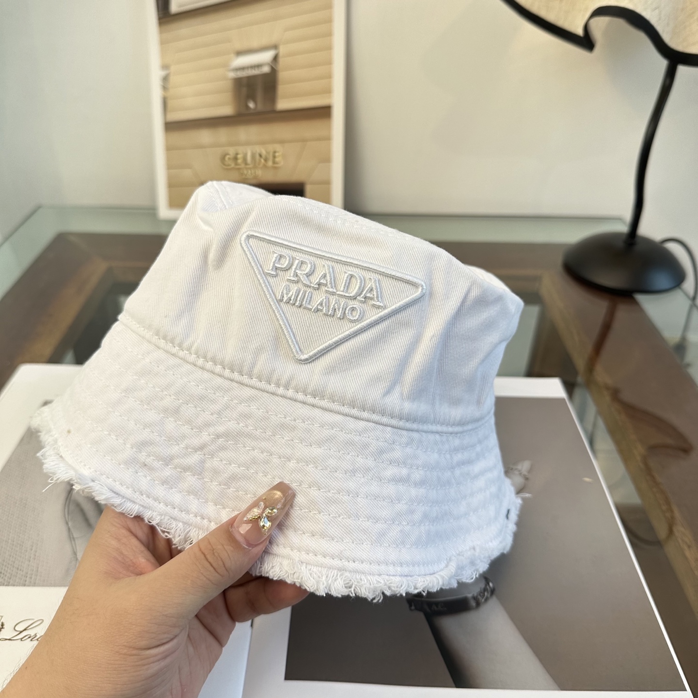 普拉达 Prada 经典三角标渔夫帽，显脸小 大牌款超好搭配，赶紧入手！