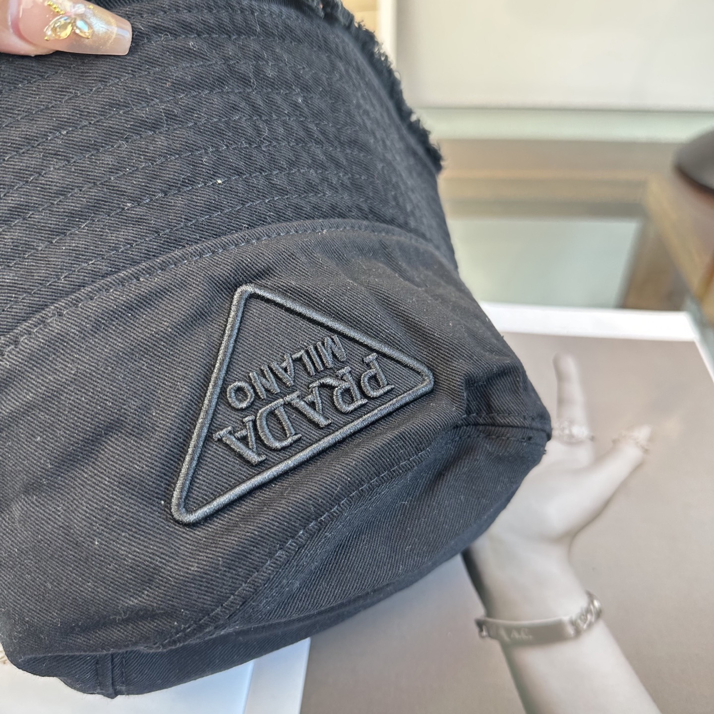 普拉达 Prada 经典三角标渔夫帽，显脸小 大牌款超好搭配，赶紧入手！