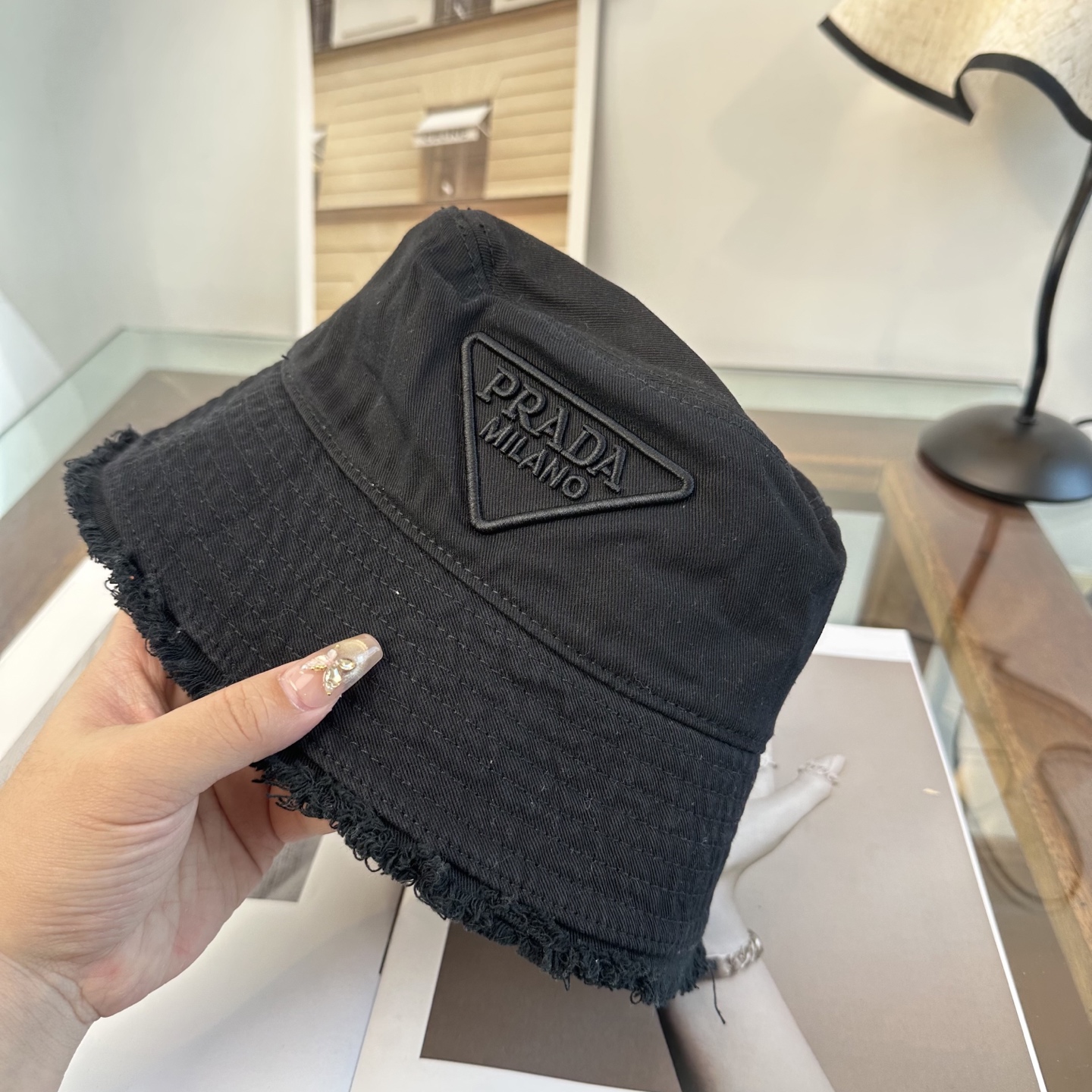 普拉达 Prada 经典三角标渔夫帽，显脸小 大牌款超好搭配，赶紧入手！