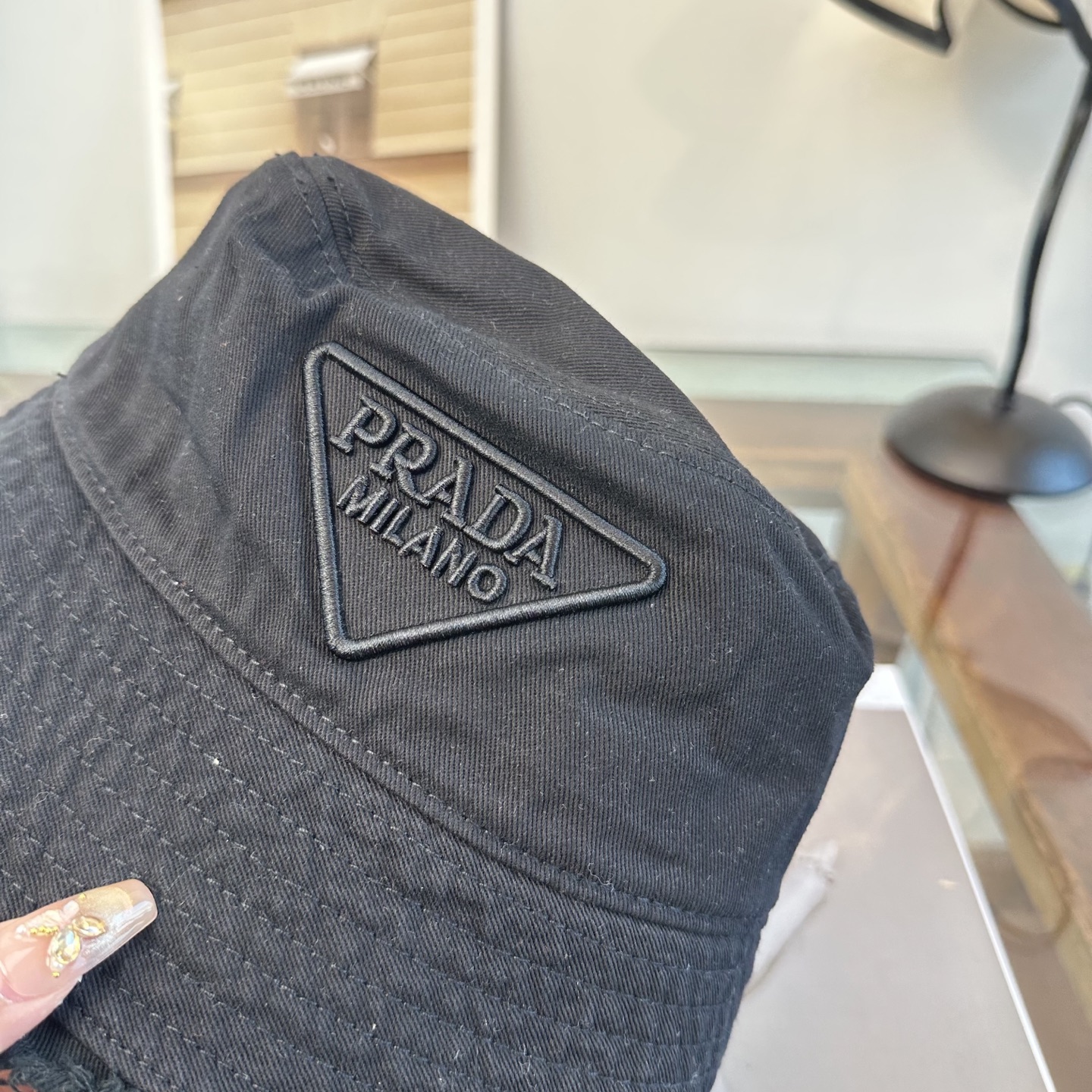 普拉达 Prada 经典三角标渔夫帽，显脸小 大牌款超好搭配，赶紧入手！