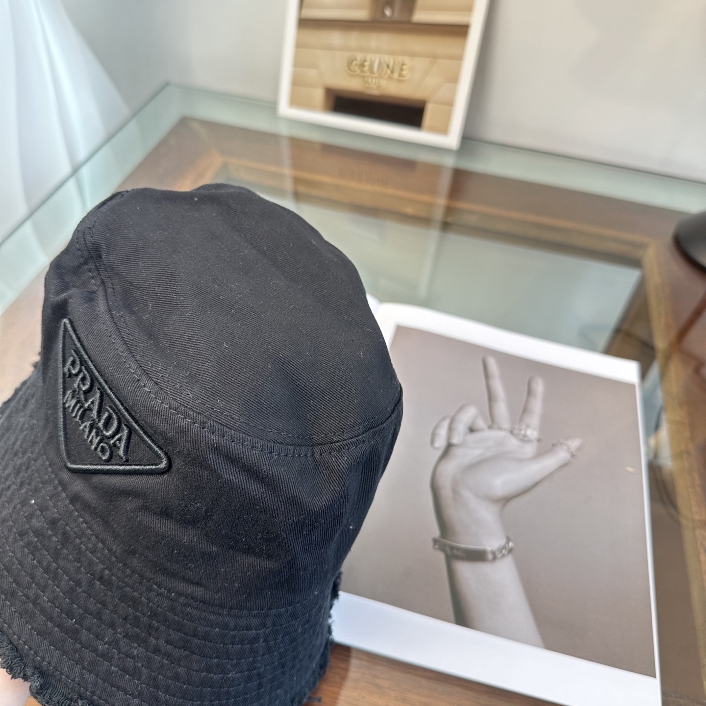 普拉达 Prada 经典三角标渔夫帽，显脸小 大牌款超好搭配，赶紧入手！