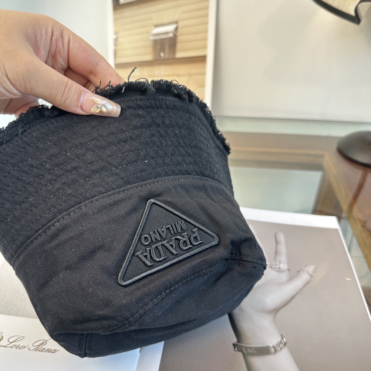 普拉达 Prada 经典三角标渔夫帽，显脸小 大牌款超好搭配，赶紧入手！