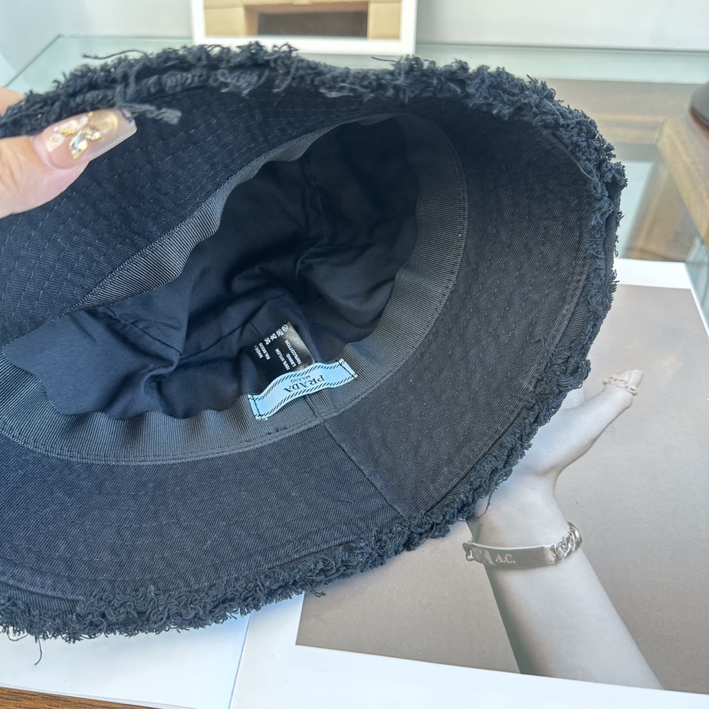 普拉达 Prada 经典三角标渔夫帽，显脸小 大牌款超好搭配，赶紧入手！