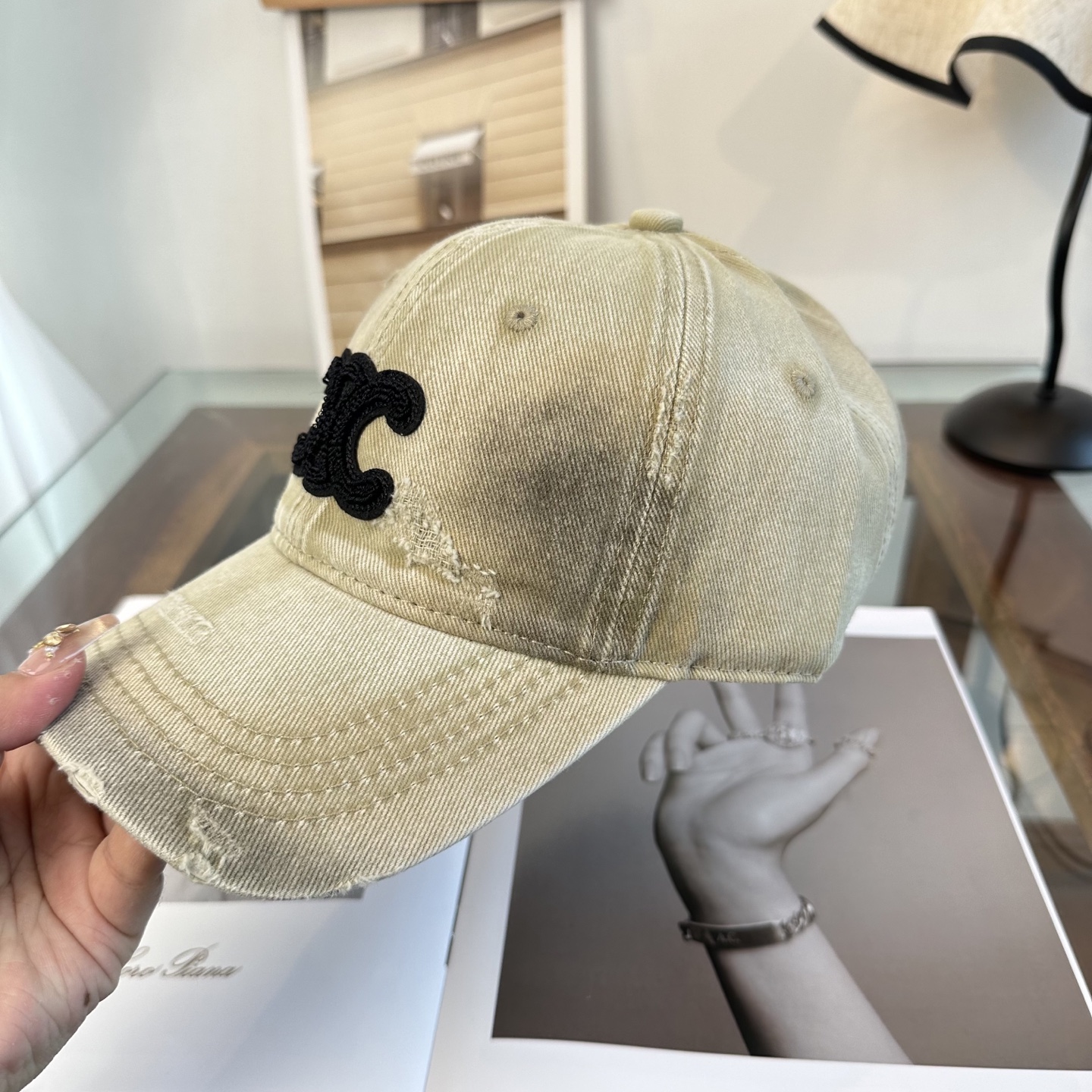 爆款CELINE（赛琳）简约明星同款最新棒球帽，时尚潮流，高端做工！每一个帽子都是用心之作！非一般的品质