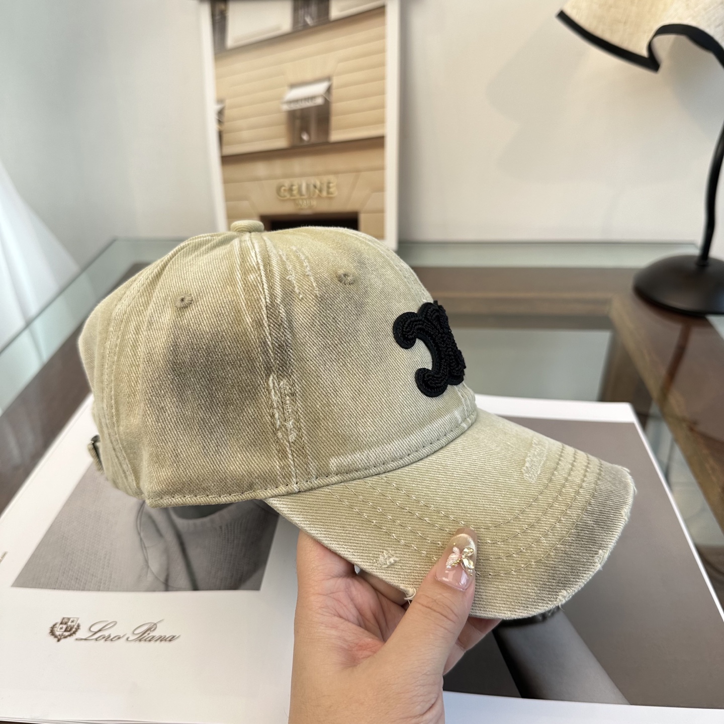 爆款CELINE（赛琳）简约明星同款最新棒球帽，时尚潮流，高端做工！每一个帽子都是用心之作！非一般的品质