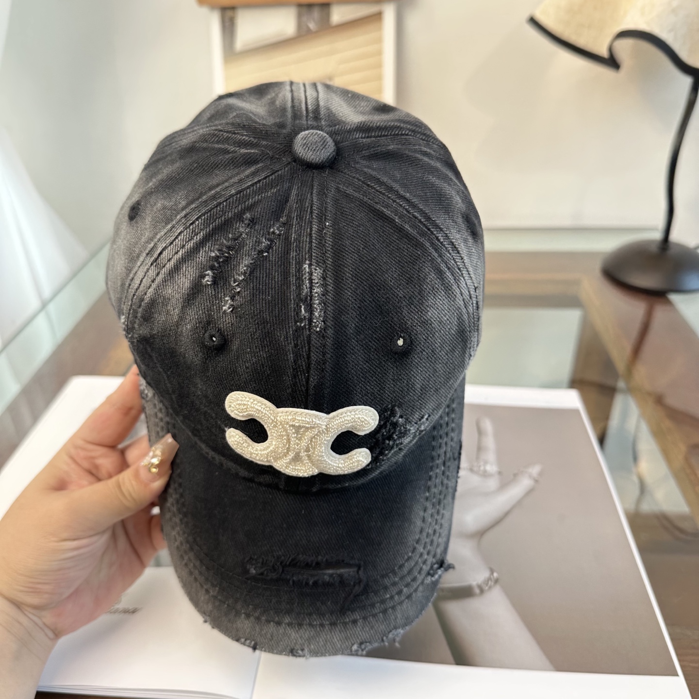 爆款CELINE（赛琳）简约明星同款最新棒球帽，时尚潮流，高端做工！每一个帽子都是用心之作！非一般的品质