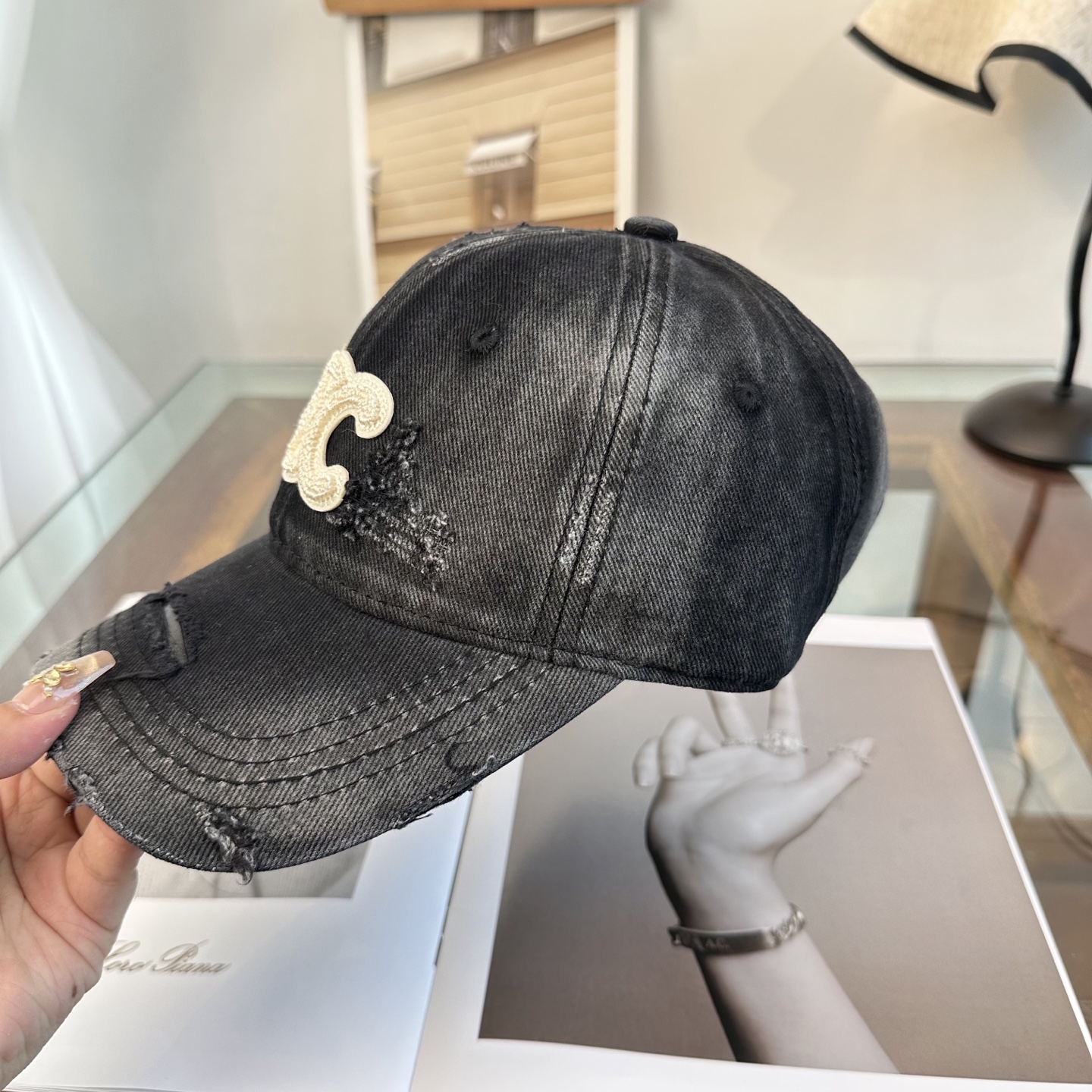 爆款CELINE（赛琳）简约明星同款最新棒球帽，时尚潮流，高端做工！每一个帽子都是用心之作！非一般的品质
