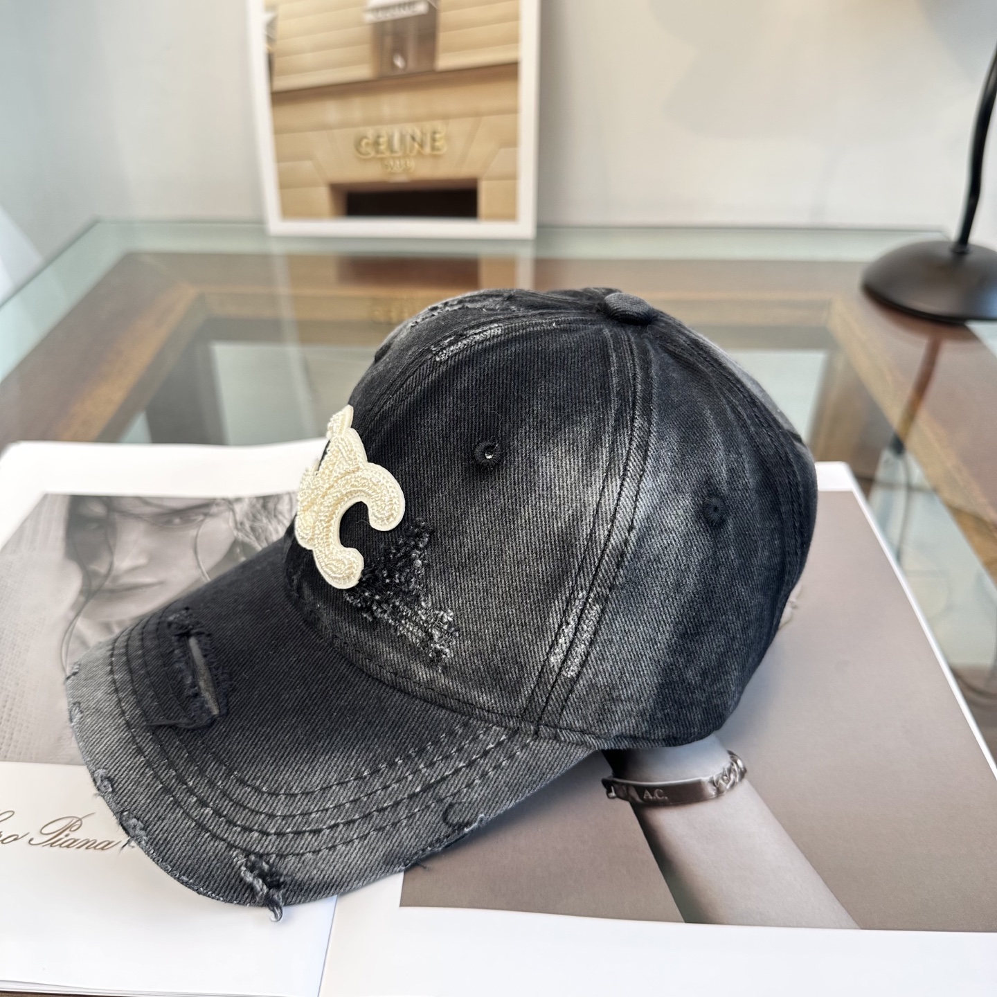 爆款CELINE（赛琳）简约明星同款最新棒球帽，时尚潮流，高端做工！每一个帽子都是用心之作！非一般的品质