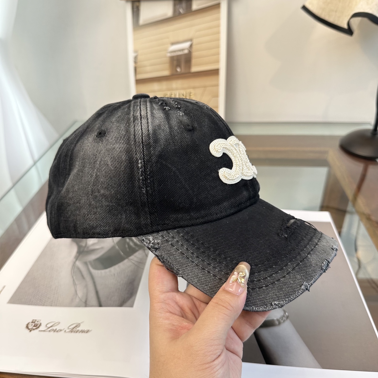 爆款CELINE（赛琳）简约明星同款最新棒球帽，时尚潮流，高端做工！每一个帽子都是用心之作！非一般的品质