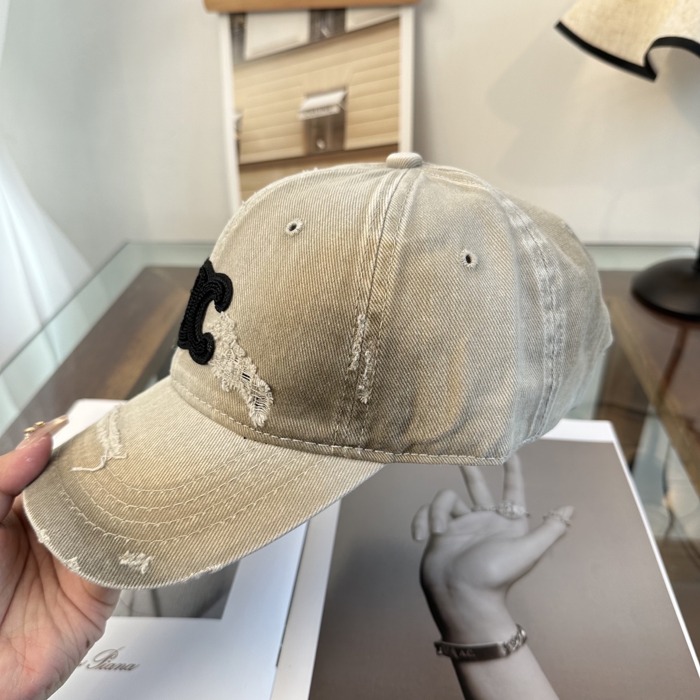 爆款CELINE（赛琳）简约明星同款最新棒球帽，时尚潮流，高端做工！每一个帽子都是用心之作！非一般的品质