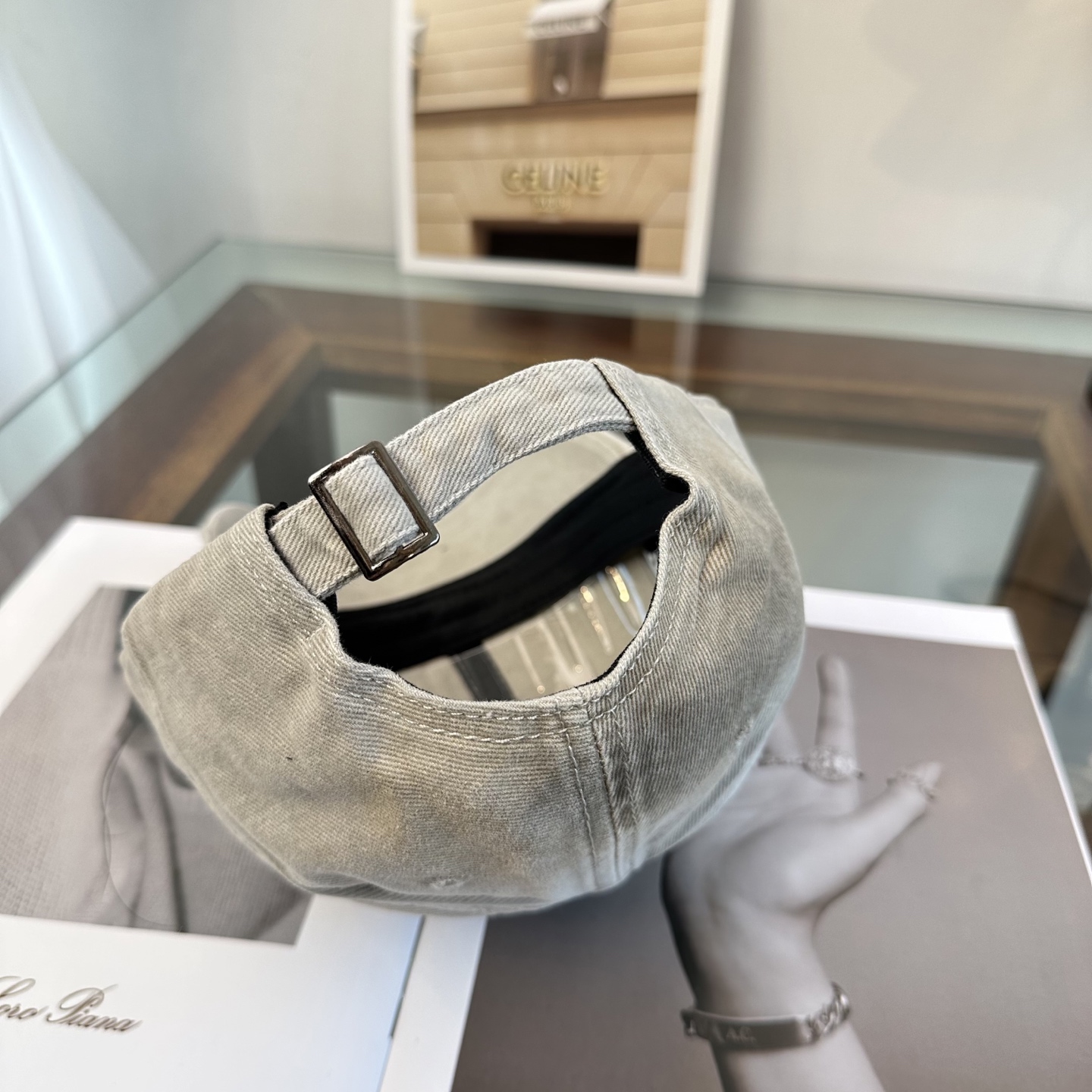 爆款CELINE（赛琳）简约明星同款最新棒球帽，时尚潮流，高端做工！每一个帽子都是用心之作！非一般的品质