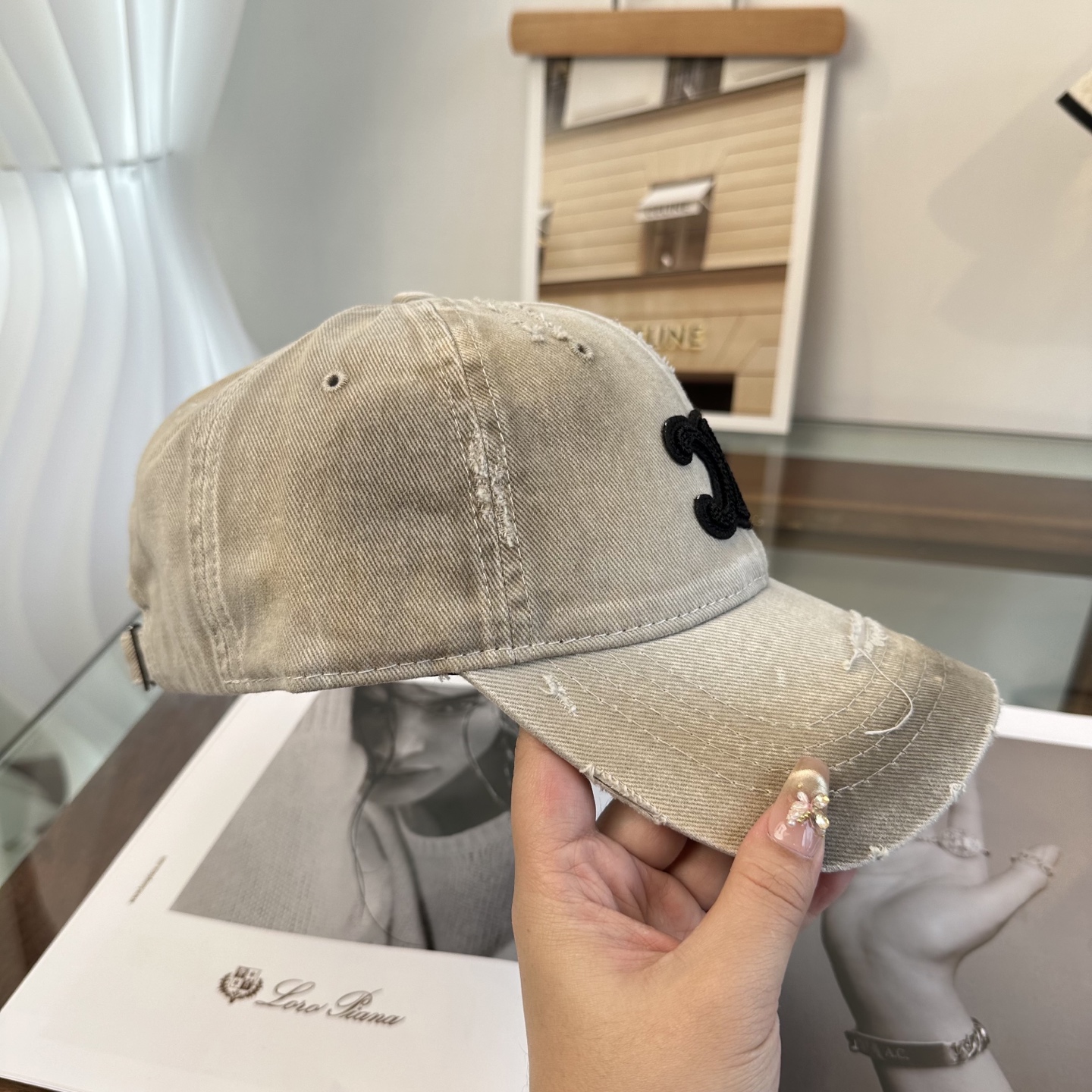 爆款CELINE（赛琳）简约明星同款最新棒球帽，时尚潮流，高端做工！每一个帽子都是用心之作！非一般的品质