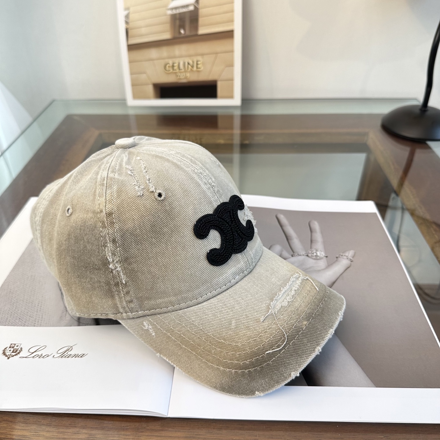 爆款CELINE（赛琳）简约明星同款最新棒球帽，时尚潮流，高端做工！每一个帽子都是用心之作！非一般的品质