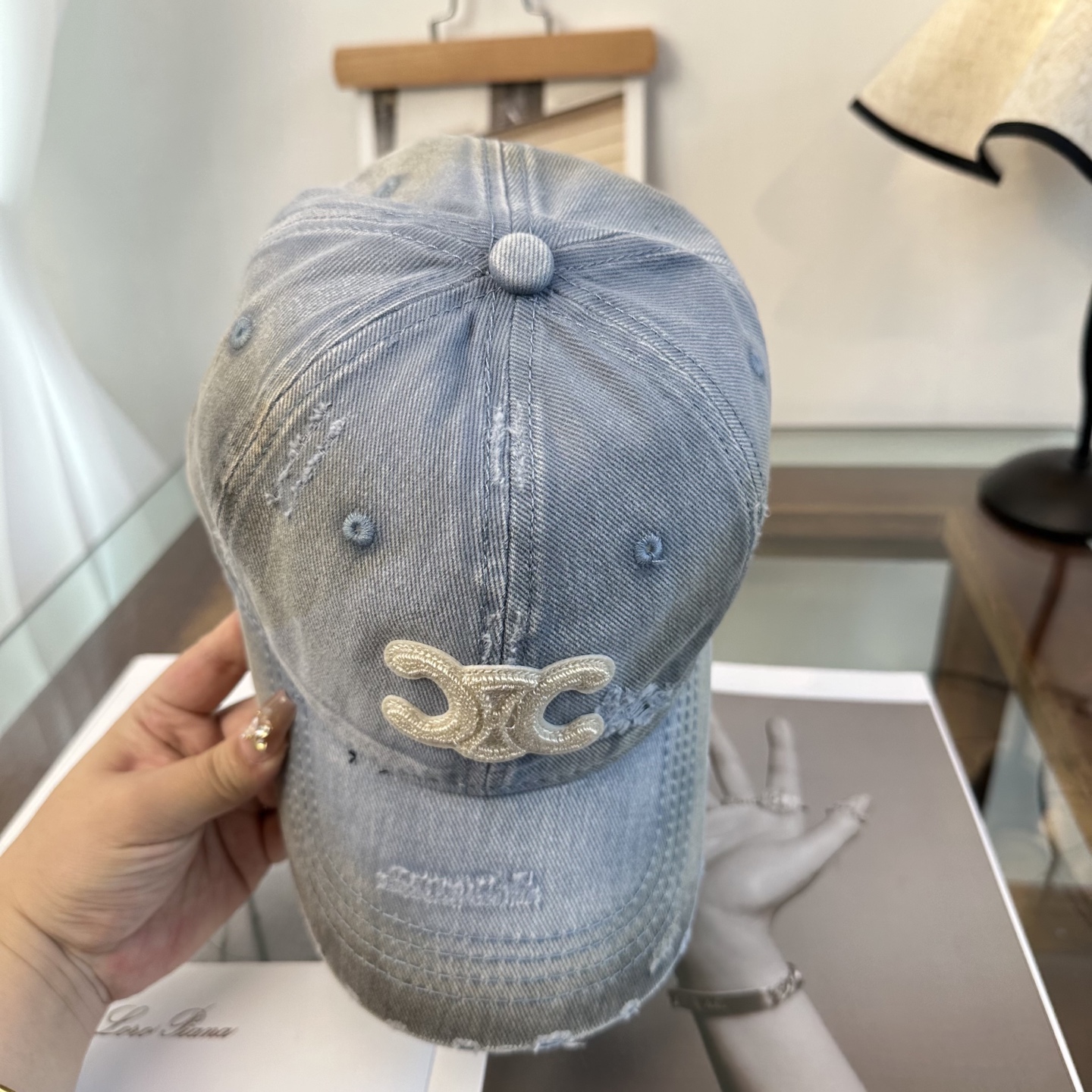 爆款CELINE（赛琳）简约明星同款最新棒球帽，时尚潮流，高端做工！每一个帽子都是用心之作！非一般的品质