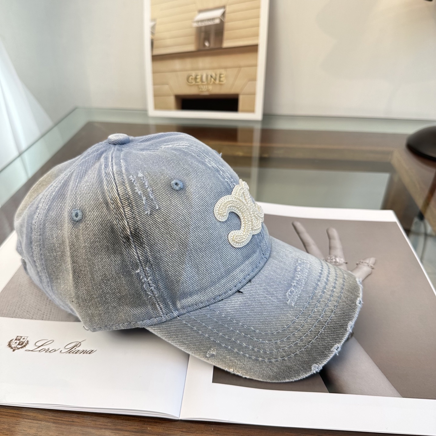 爆款CELINE（赛琳）简约明星同款最新棒球帽，时尚潮流，高端做工！每一个帽子都是用心之作！非一般的品质