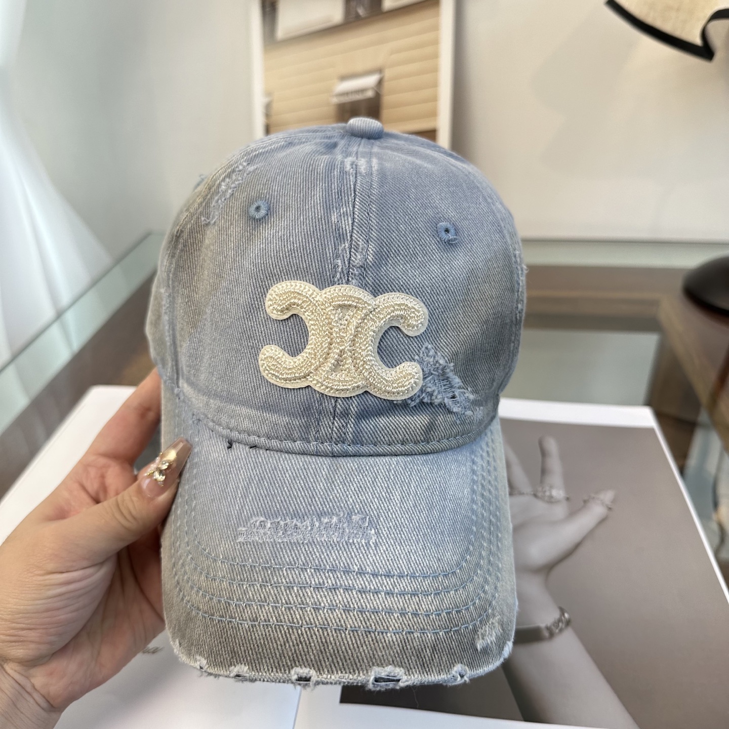 爆款CELINE（赛琳）简约明星同款最新棒球帽，时尚潮流，高端做工！每一个帽子都是用心之作！非一般的品质