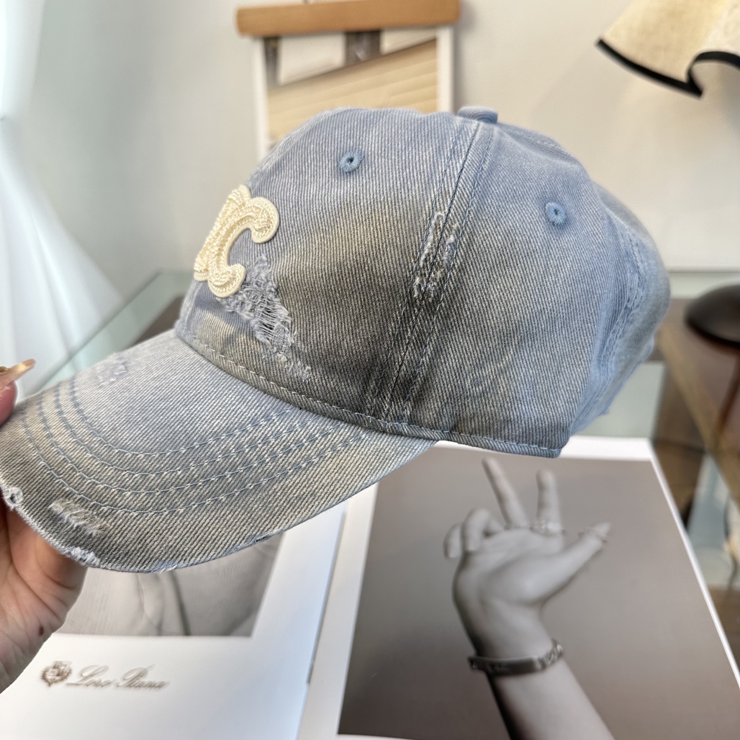 爆款CELINE（赛琳）简约明星同款最新棒球帽，时尚潮流，高端做工！每一个帽子都是用心之作！非一般的品质