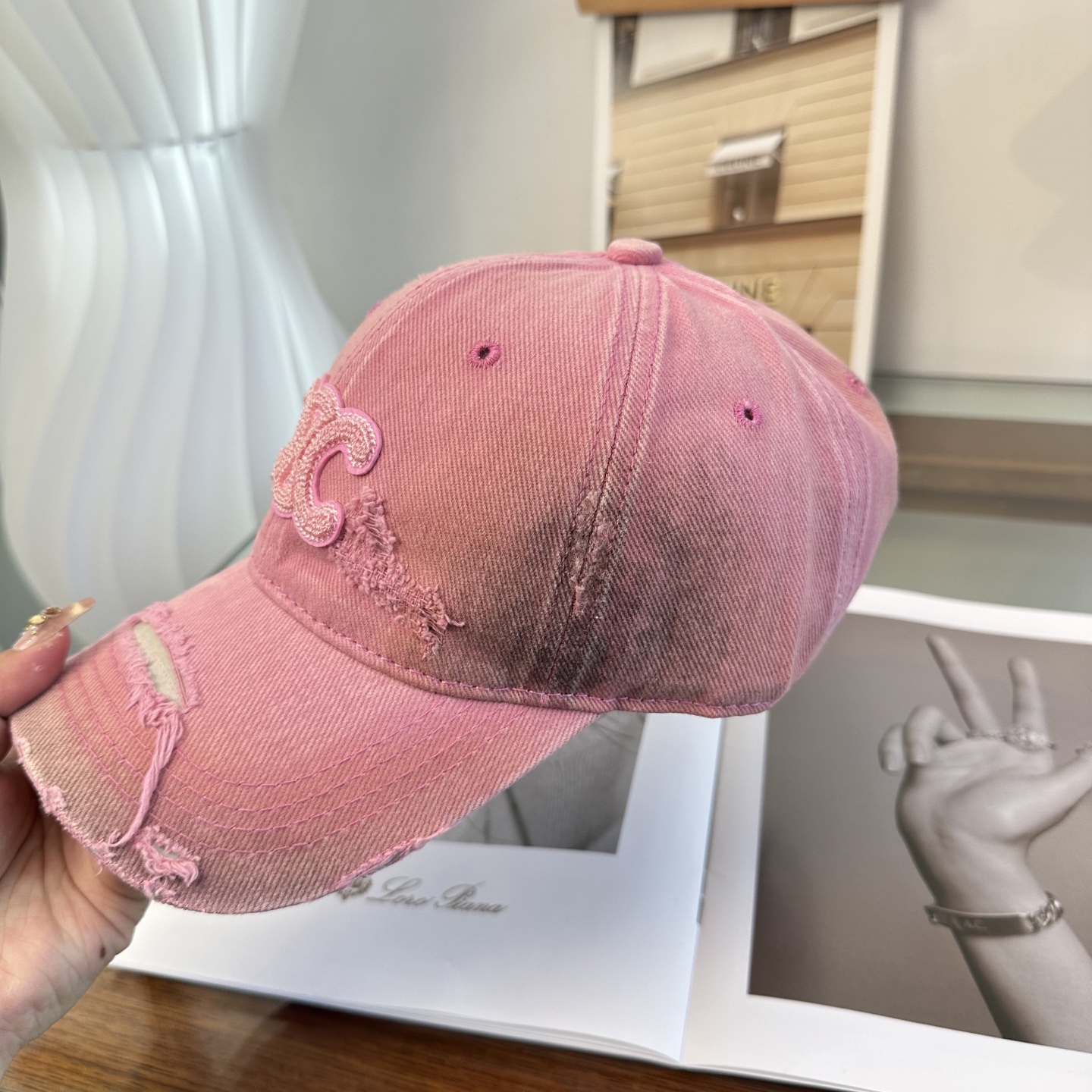 爆款CELINE（赛琳）简约明星同款最新棒球帽，时尚潮流，高端做工！每一个帽子都是用心之作！非一般的品质