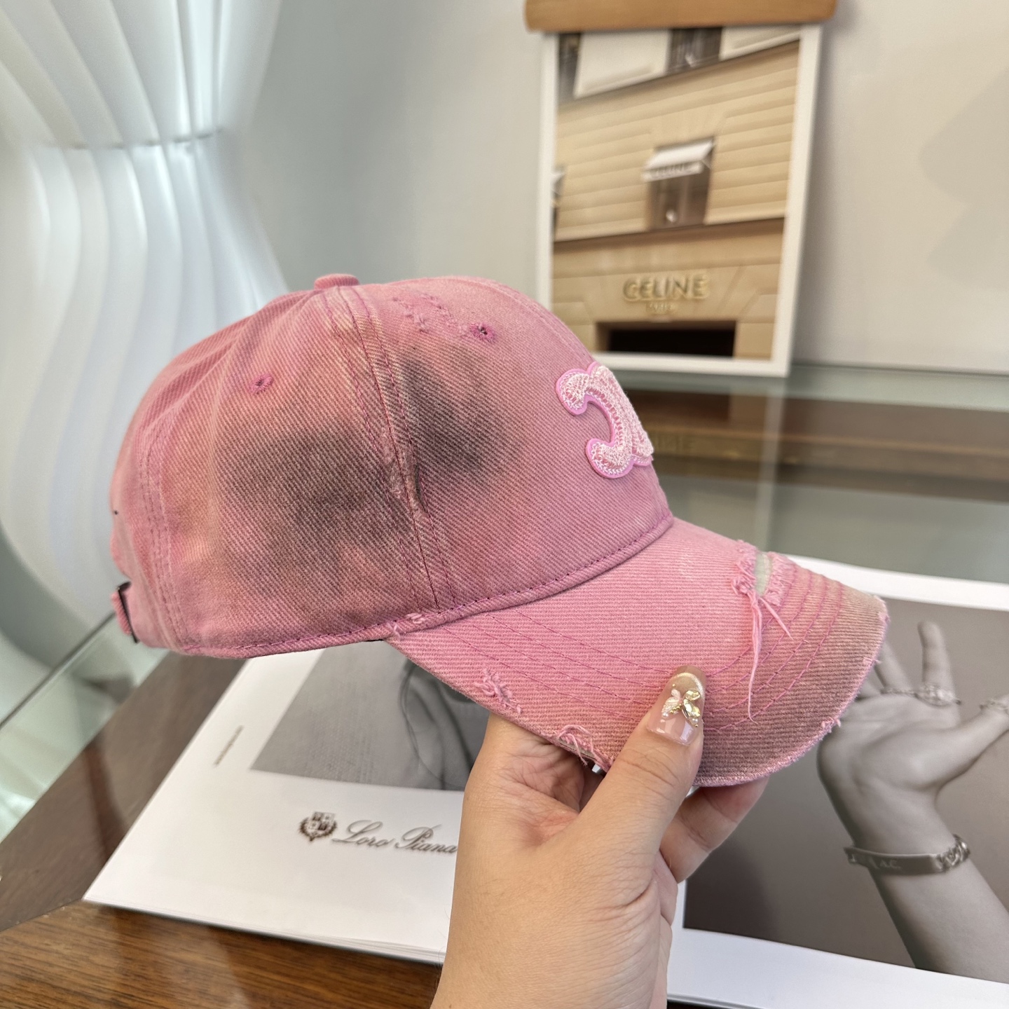 爆款CELINE（赛琳）简约明星同款最新棒球帽，时尚潮流，高端做工！每一个帽子都是用心之作！非一般的品质