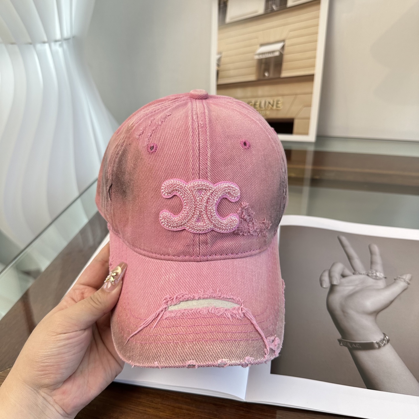 爆款CELINE（赛琳）简约明星同款最新棒球帽，时尚潮流，高端做工！每一个帽子都是用心之作！非一般的品质