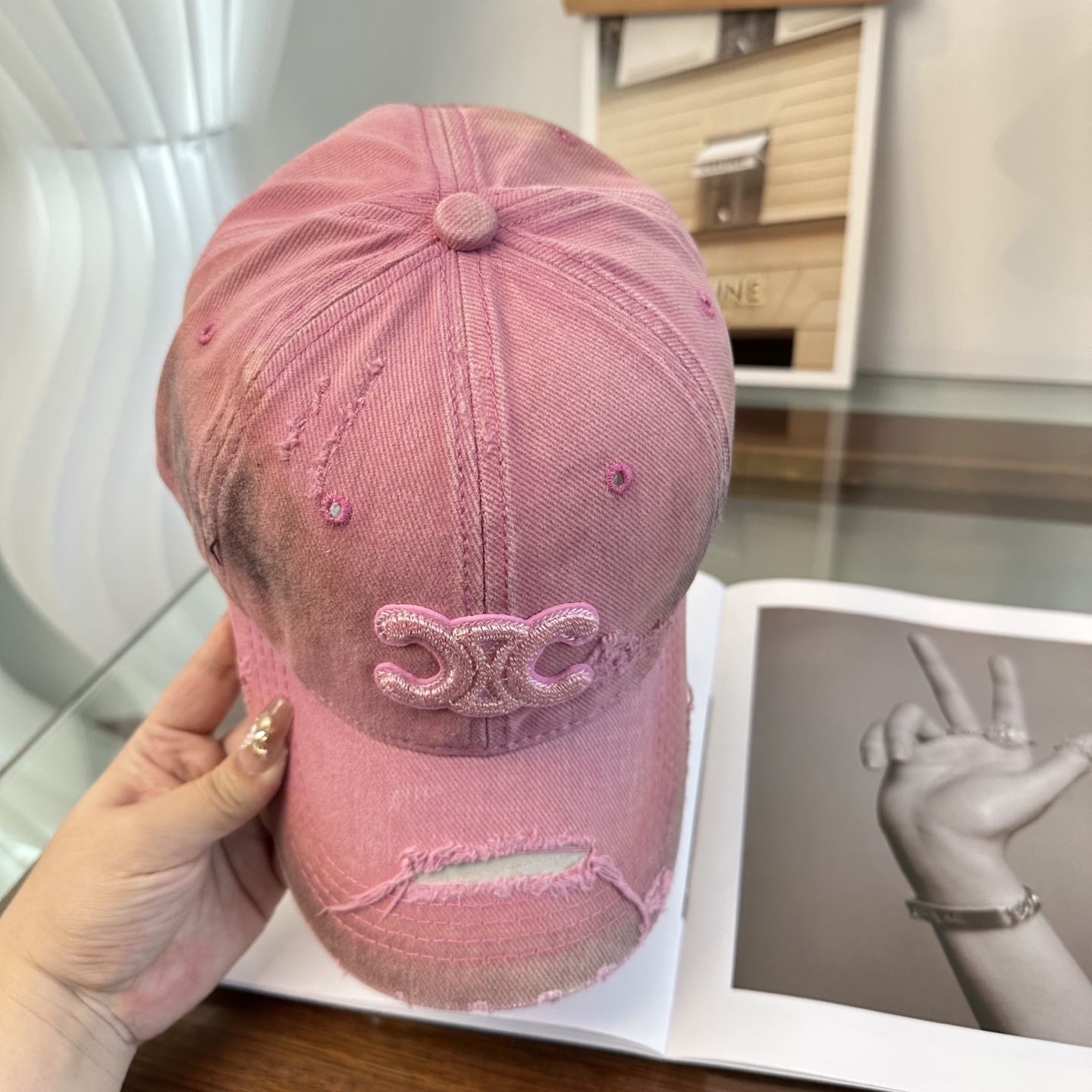 爆款CELINE（赛琳）简约明星同款最新棒球帽，时尚潮流，高端做工！每一个帽子都是用心之作！非一般的品质