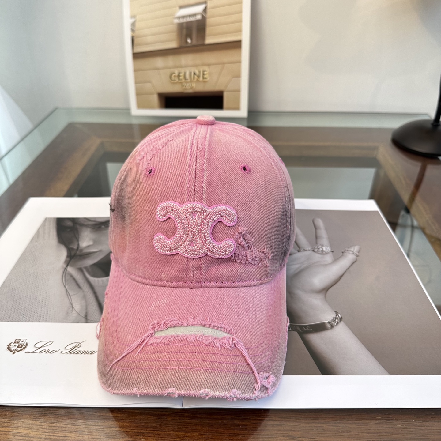 爆款CELINE（赛琳）简约明星同款最新棒球帽，时尚潮流，高端做工！每一个帽子都是用心之作！非一般的品质