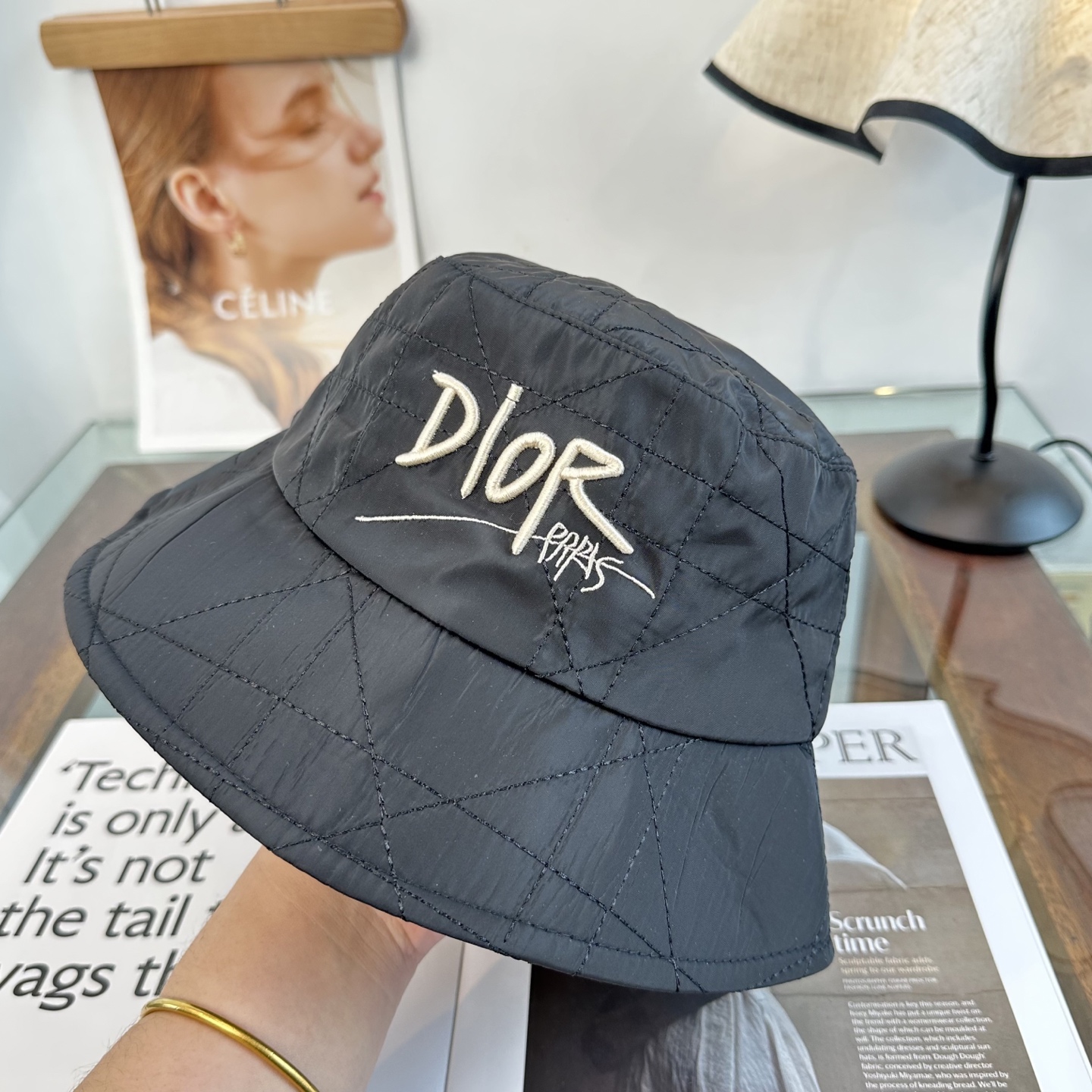 Dior 迪奥Dior 官网最新迪奥logo渔夫帽，防晒指数超高，特别显脸小，有型不软塌，可随意折叠，携带方便