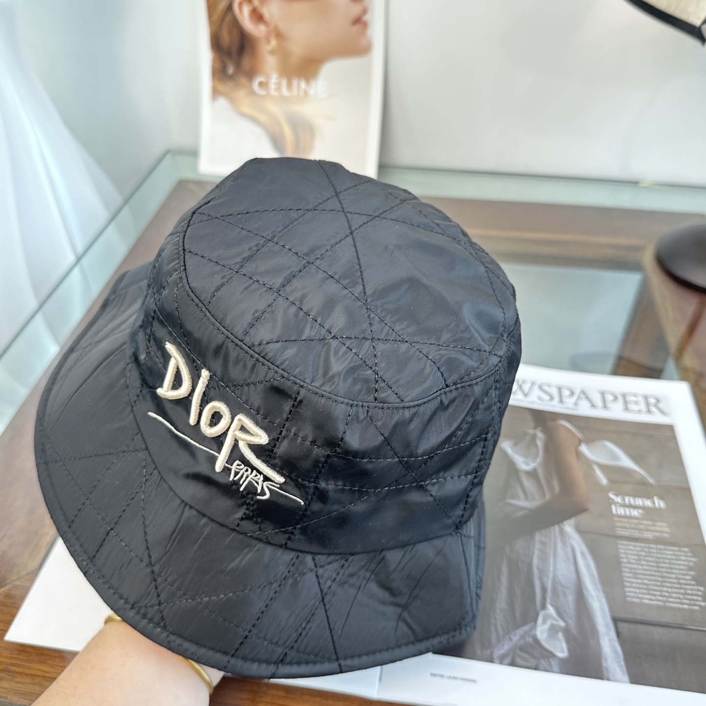 Dior 迪奥Dior 官网最新迪奥logo渔夫帽，防晒指数超高，特别显脸小，有型不软塌，可随意折叠，携带方便