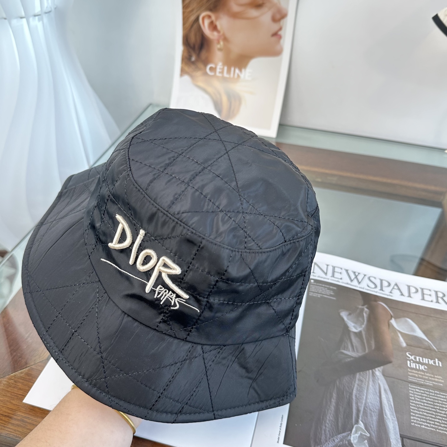 迪奥Dior 官网最新迪奥logo渔夫帽，防晒指数超高，特别显脸小，有型不软塌，可随意折叠，携带方便🤗