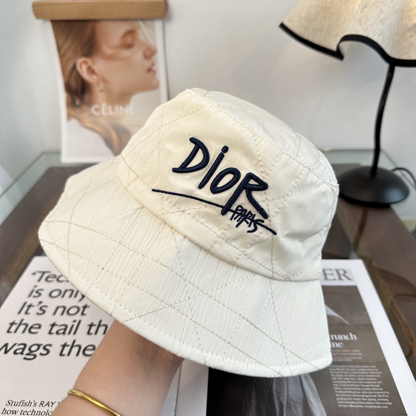 Dior 迪奥Dior 官网最新迪奥logo渔夫帽，防晒指数超高，特别显脸小，有型不软塌，可随意折叠，携带方便