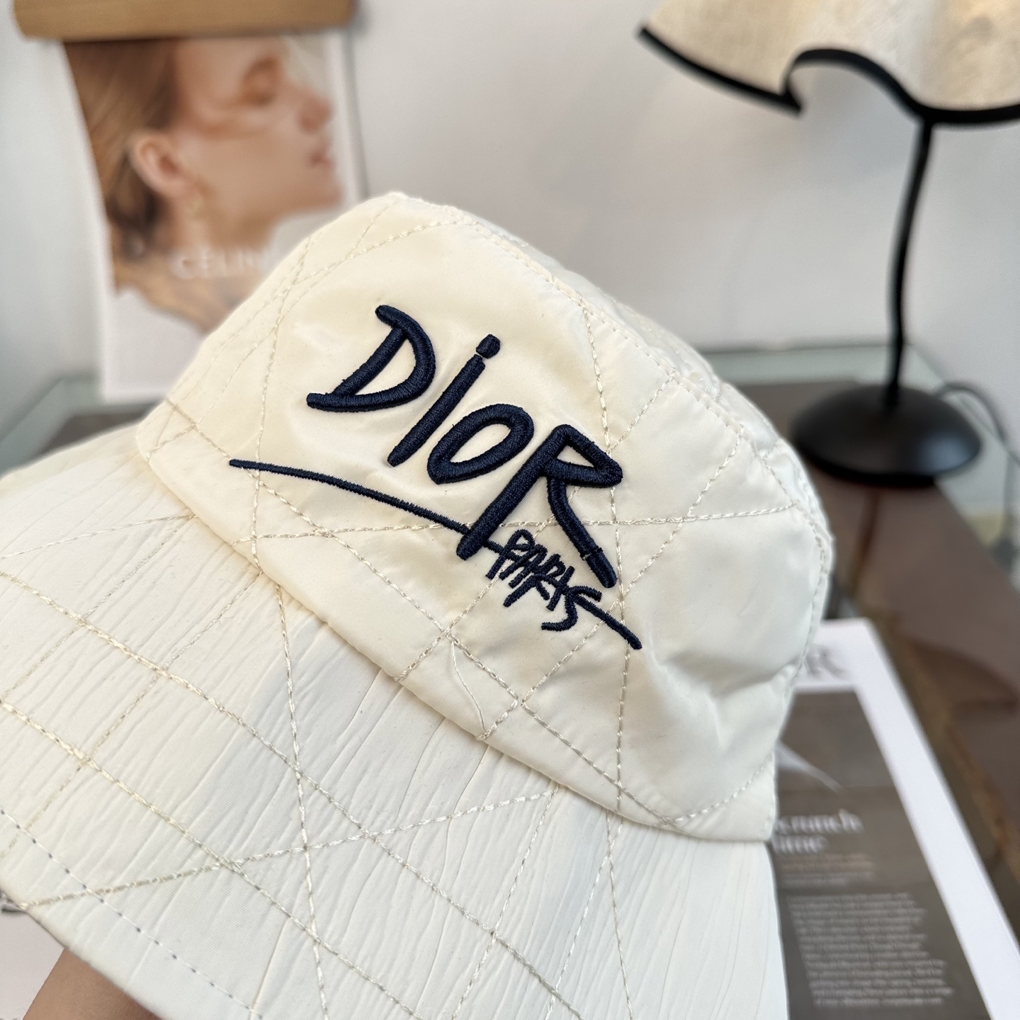 Dior 迪奥Dior 官网最新迪奥logo渔夫帽，防晒指数超高，特别显脸小，有型不软塌，可随意折叠，携带方便