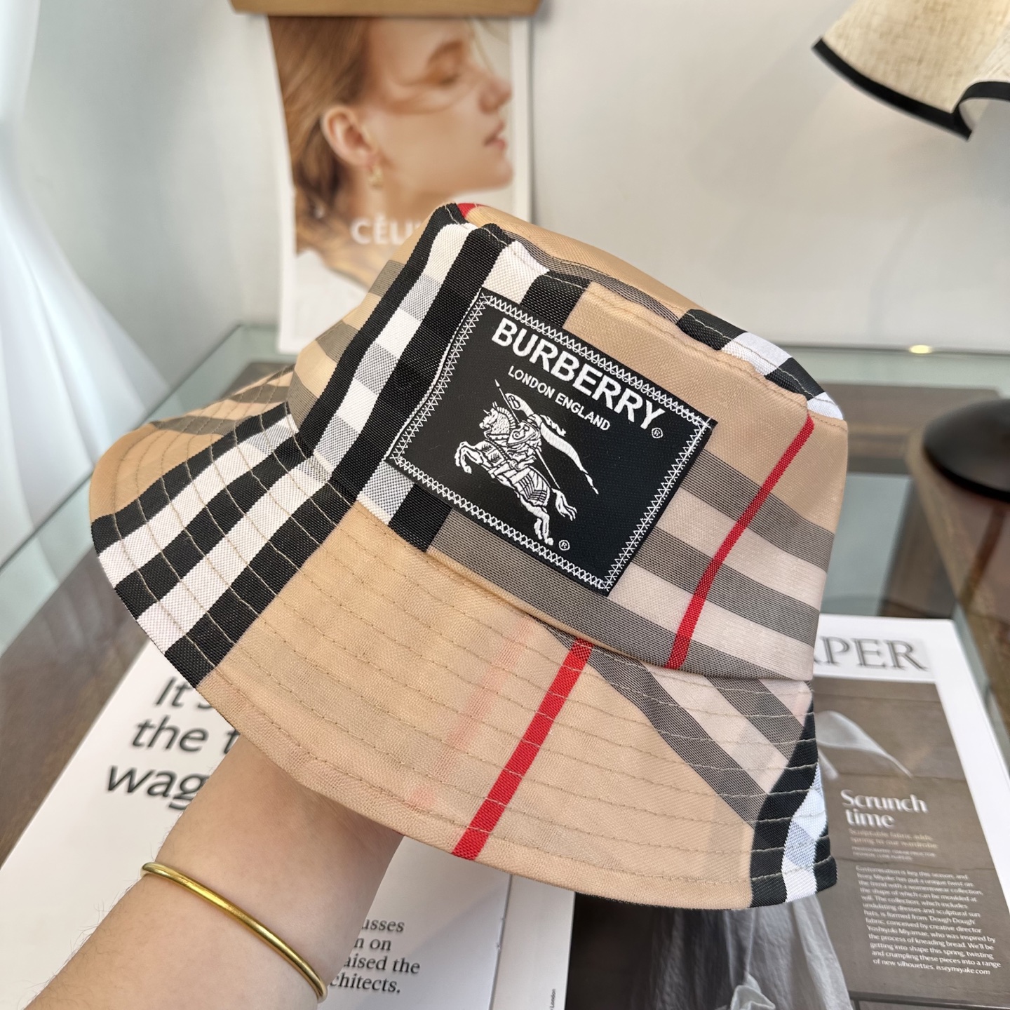 Burberry（巴宝莉）原单渔夫帽 专柜热卖款 轻盈透气。完美版型，对格精准无误，原厂品质，独家实物拍