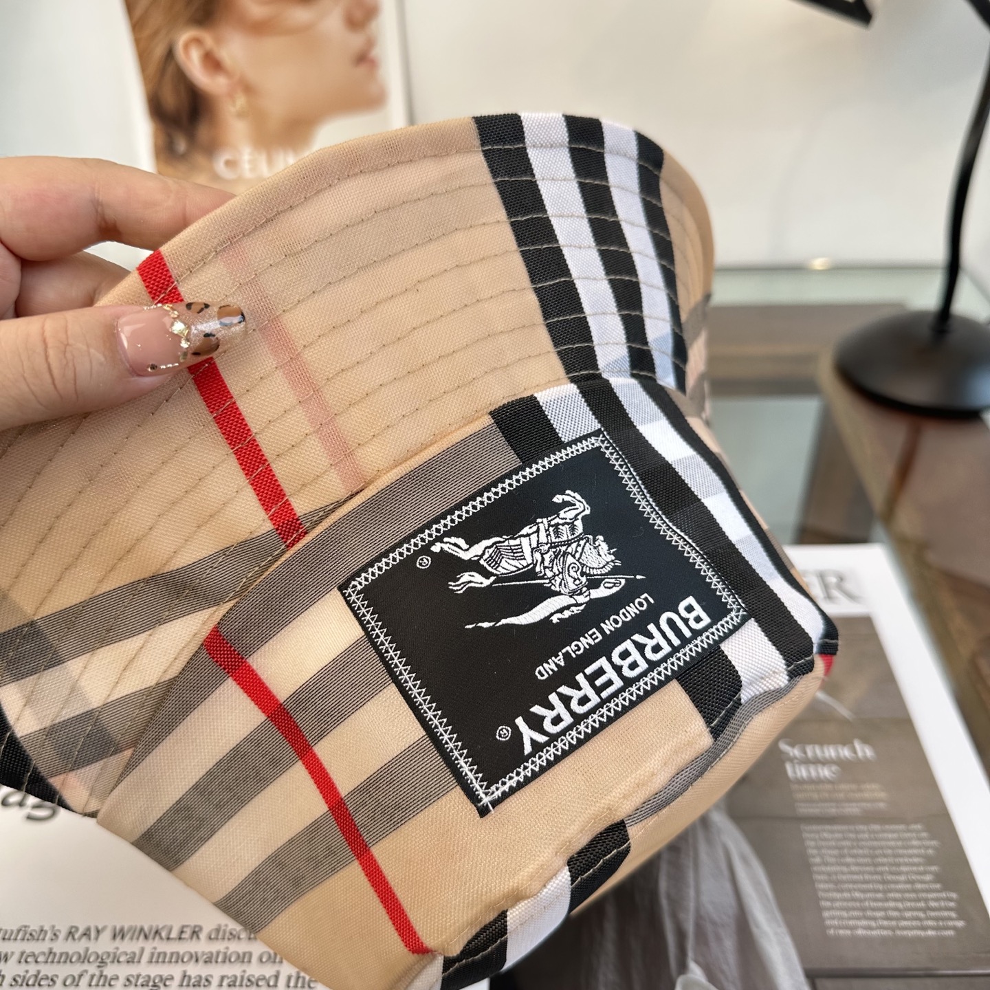 Burberry（巴宝莉）原单渔夫帽 专柜热卖款 轻盈透气。完美版型，对格精准无误，原厂品质，独家实物拍