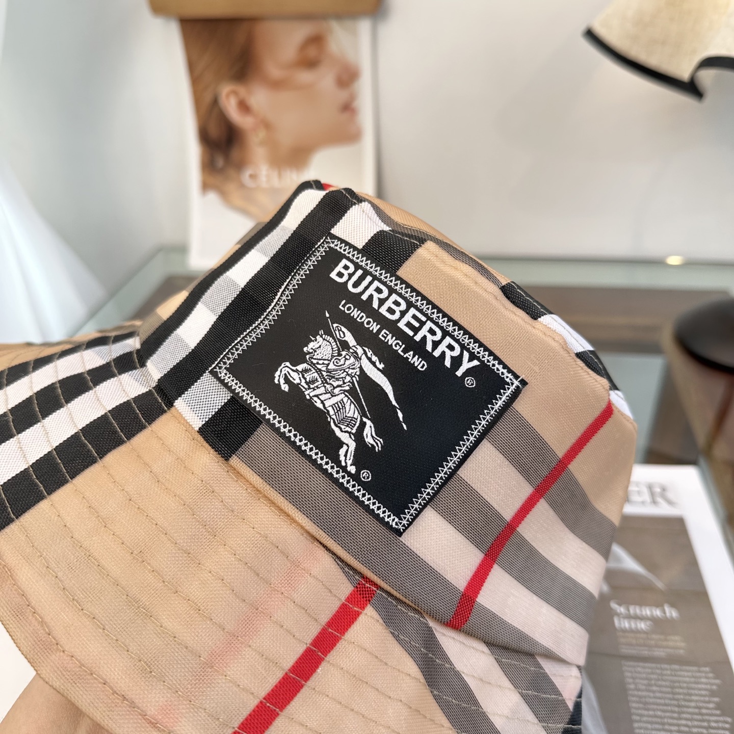 Burberry（巴宝莉）原单渔夫帽 专柜热卖款 轻盈透气。完美版型，对格精准无误，原厂品质，独家实物拍