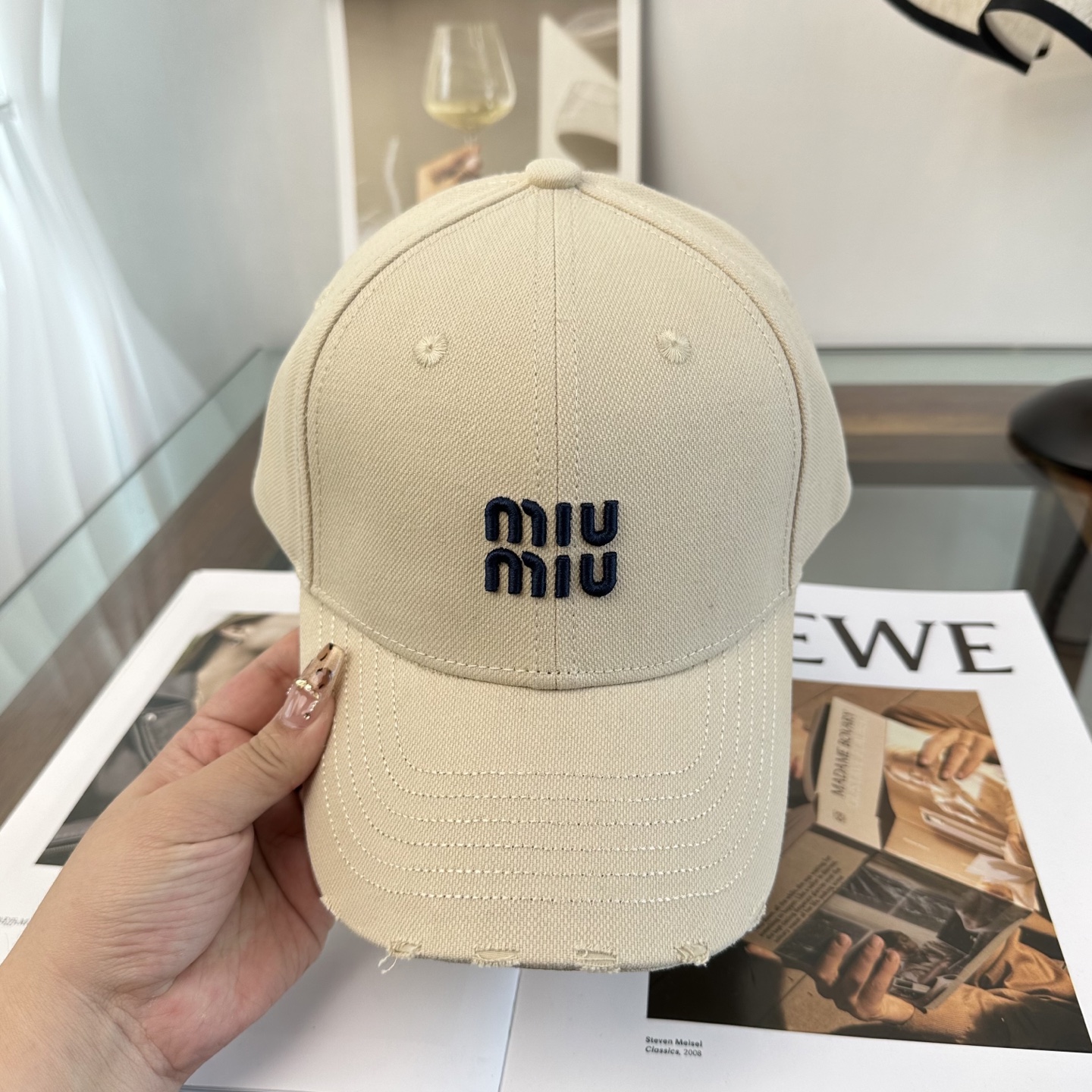 缪缪miumiu 棒球帽 简单休闲风的棒球帽 减龄百搭 适配度很高！简单随性~出街拍照拗造型非常加分~男
