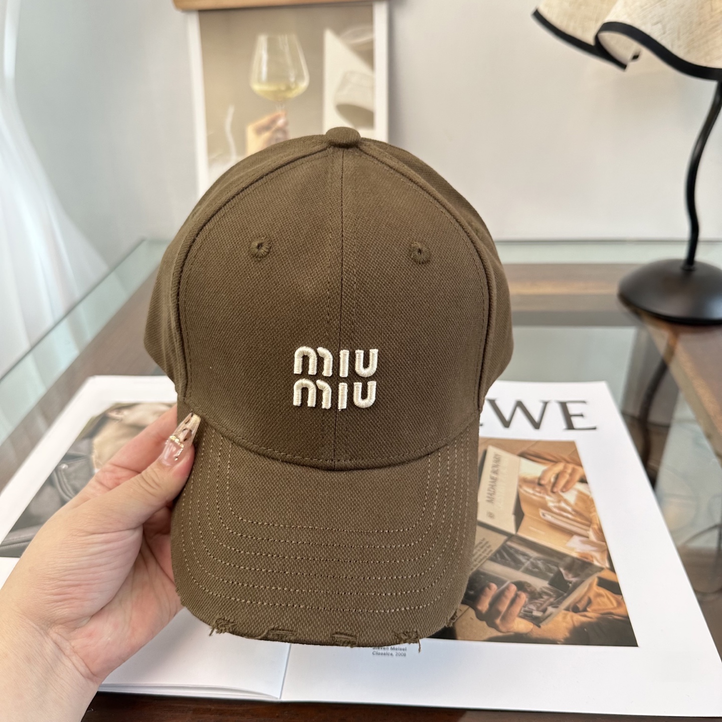 缪缪miumiu 棒球帽 简单休闲风的棒球帽 减龄百搭 适配度很高！简单随性~出街拍照拗造型非常加分~男