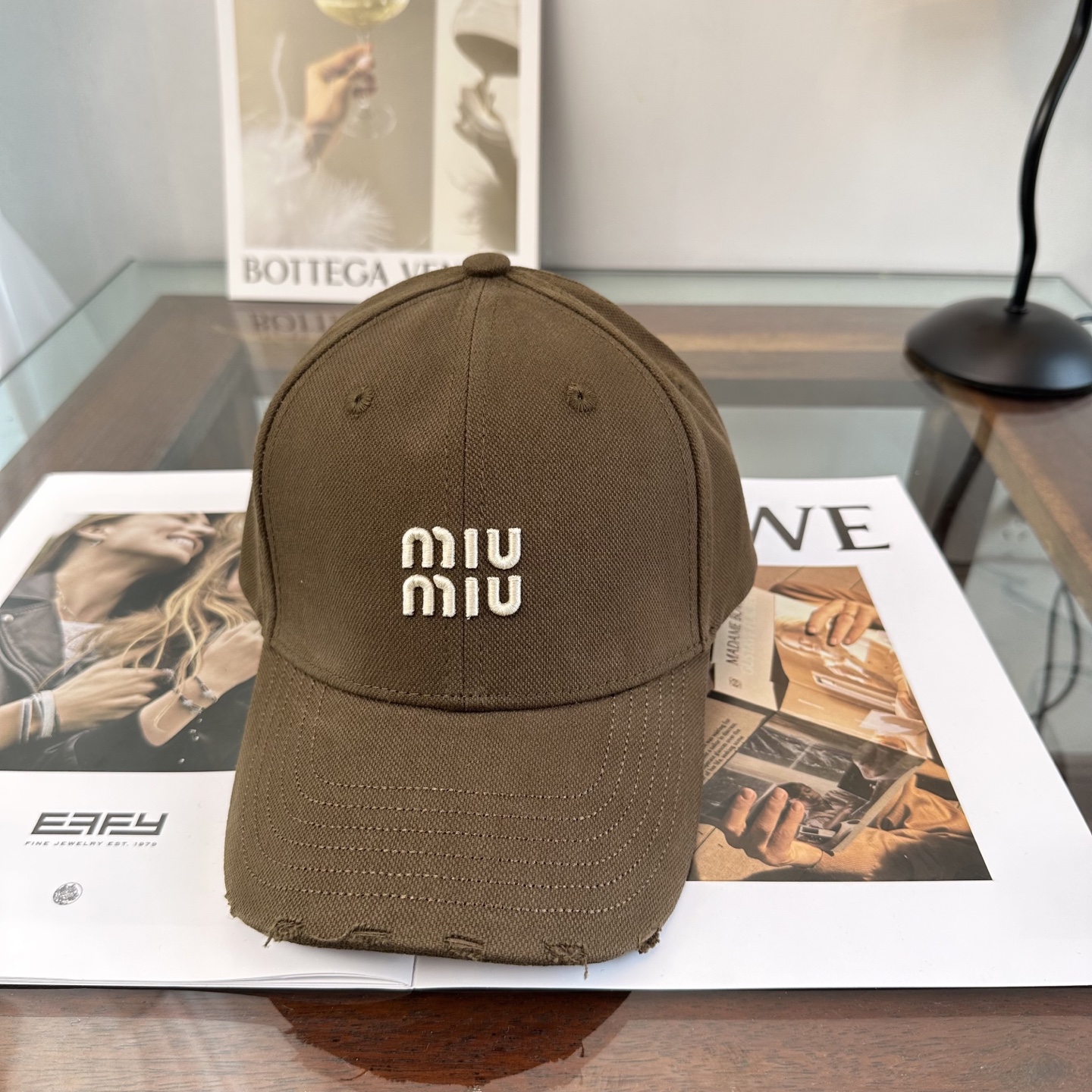 缪缪miumiu 棒球帽 简单休闲风的棒球帽 减龄百搭 适配度很高！简单随性~出街拍照拗造型非常加分~男