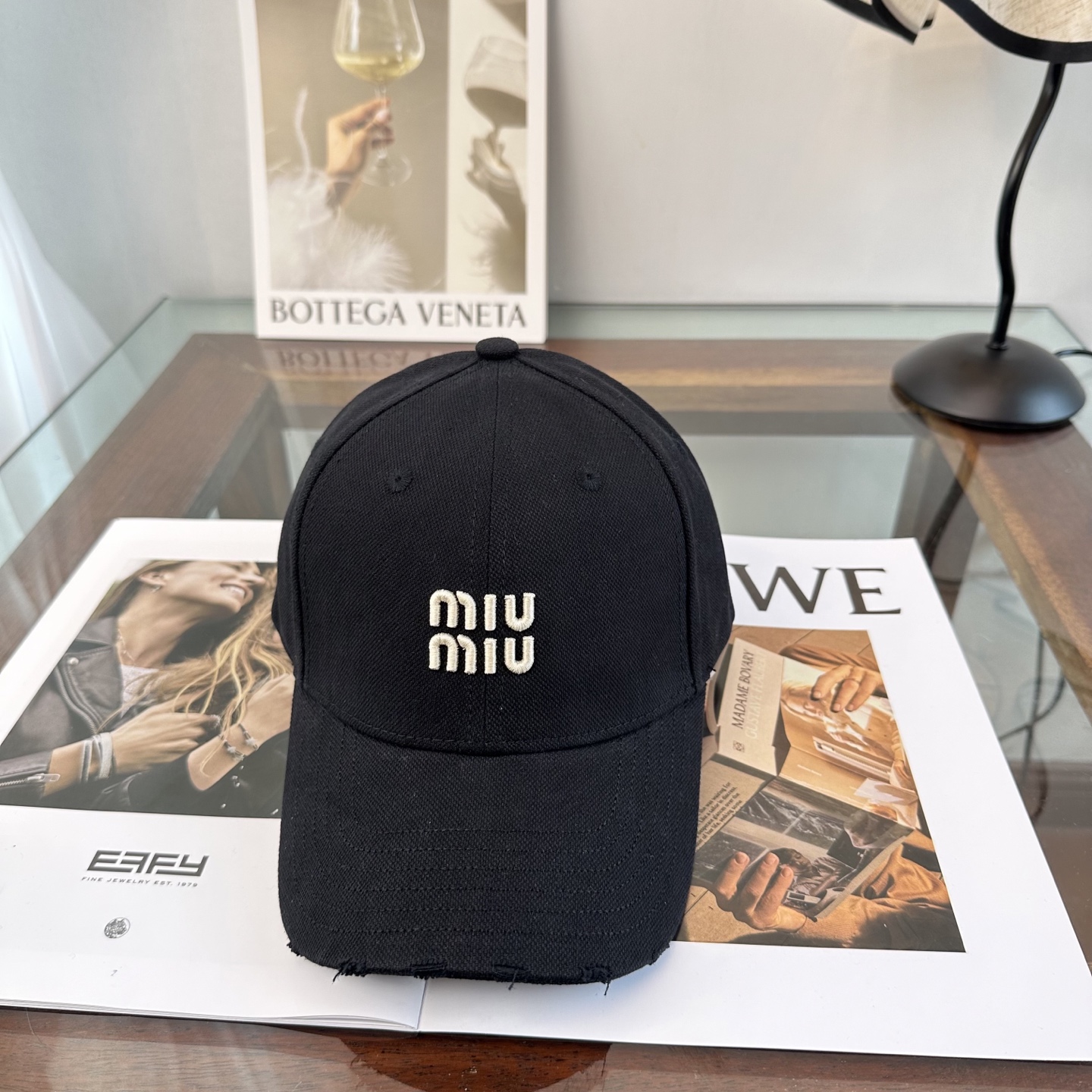 缪缪miumiu 棒球帽 简单休闲风的棒球帽 减龄百搭 适配度很高！简单随性~出街拍照拗造型非常加分~男
