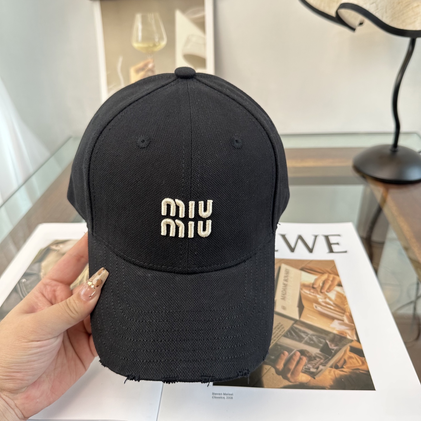 缪缪miumiu 棒球帽 简单休闲风的棒球帽 减龄百搭 适配度很高！简单随性~出街拍照拗造型非常加分~男