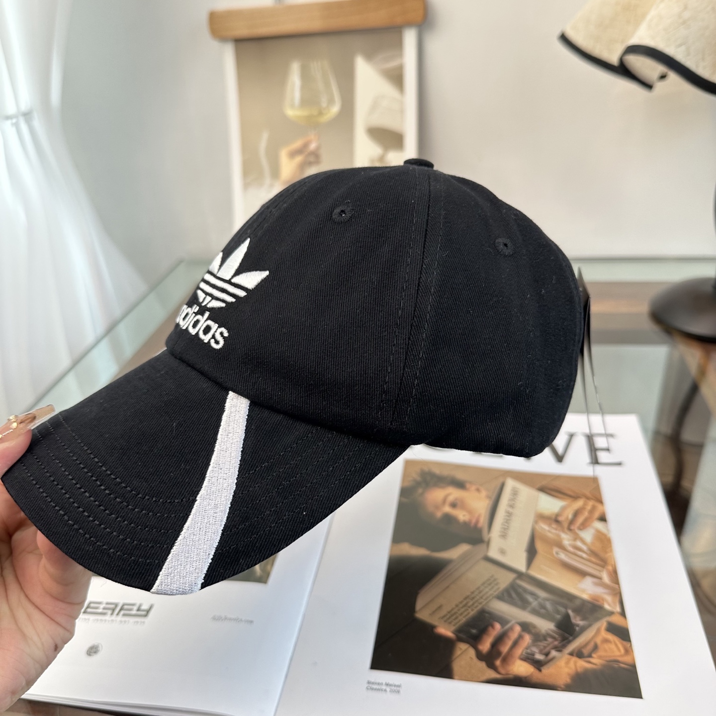 Adidas阿迪达斯高版棒球帽，细节做工都很精致，面料超舒服！百搭款