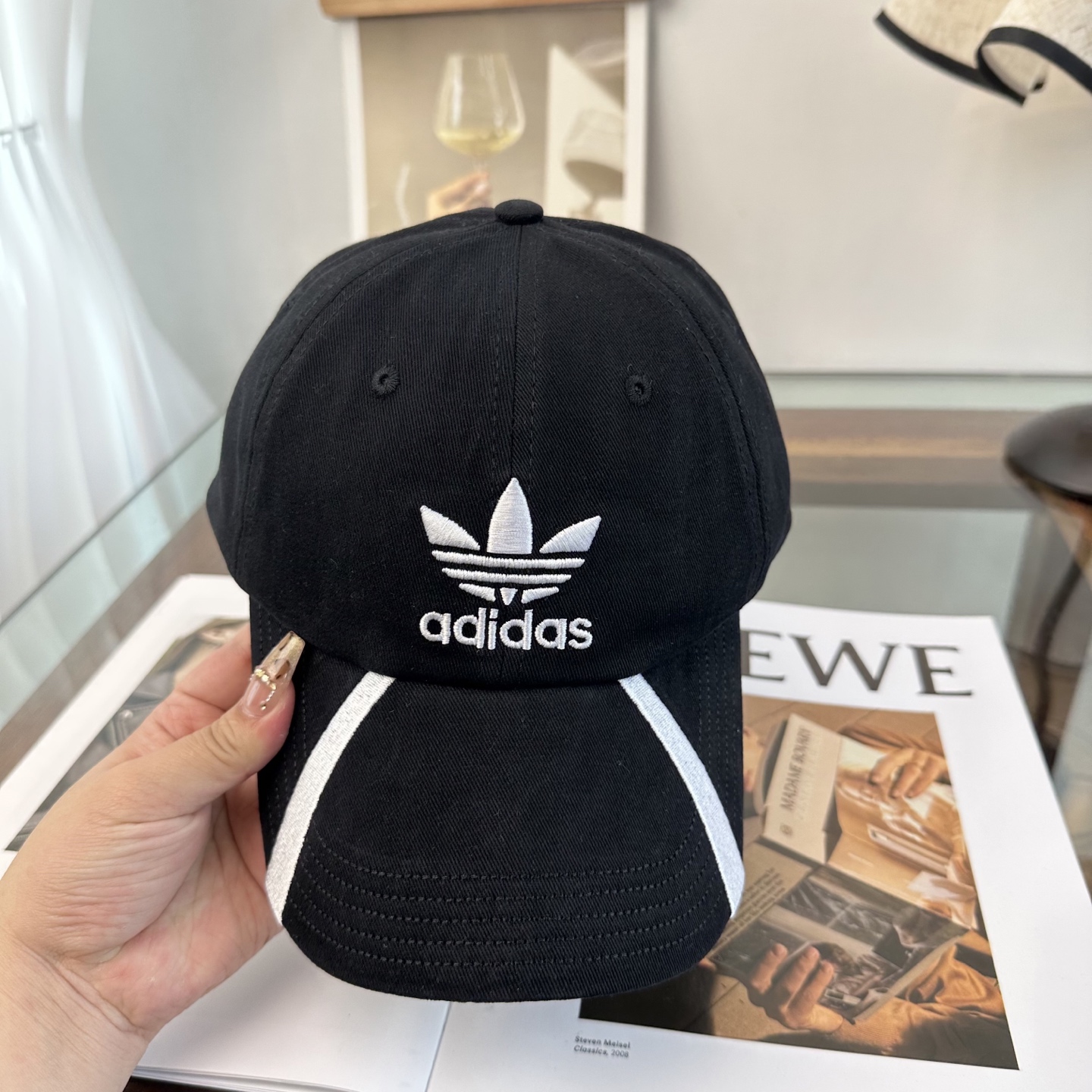 Adidas阿迪达斯高版棒球帽，细节做工都很精致，面料超舒服！百搭款