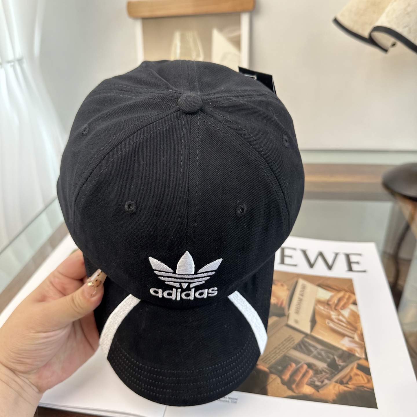 Adidas阿迪达斯高版棒球帽，细节做工都很精致，面料超舒服！百搭款