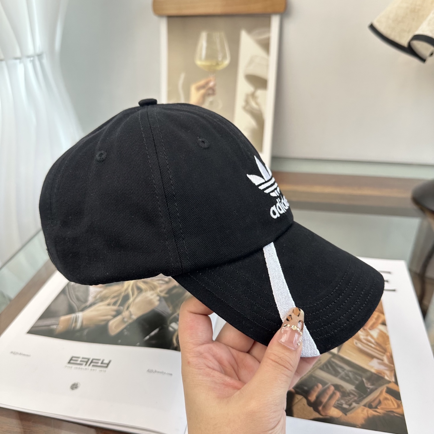 Adidas阿迪达斯高版棒球帽，细节做工都很精致，面料超舒服！百搭款