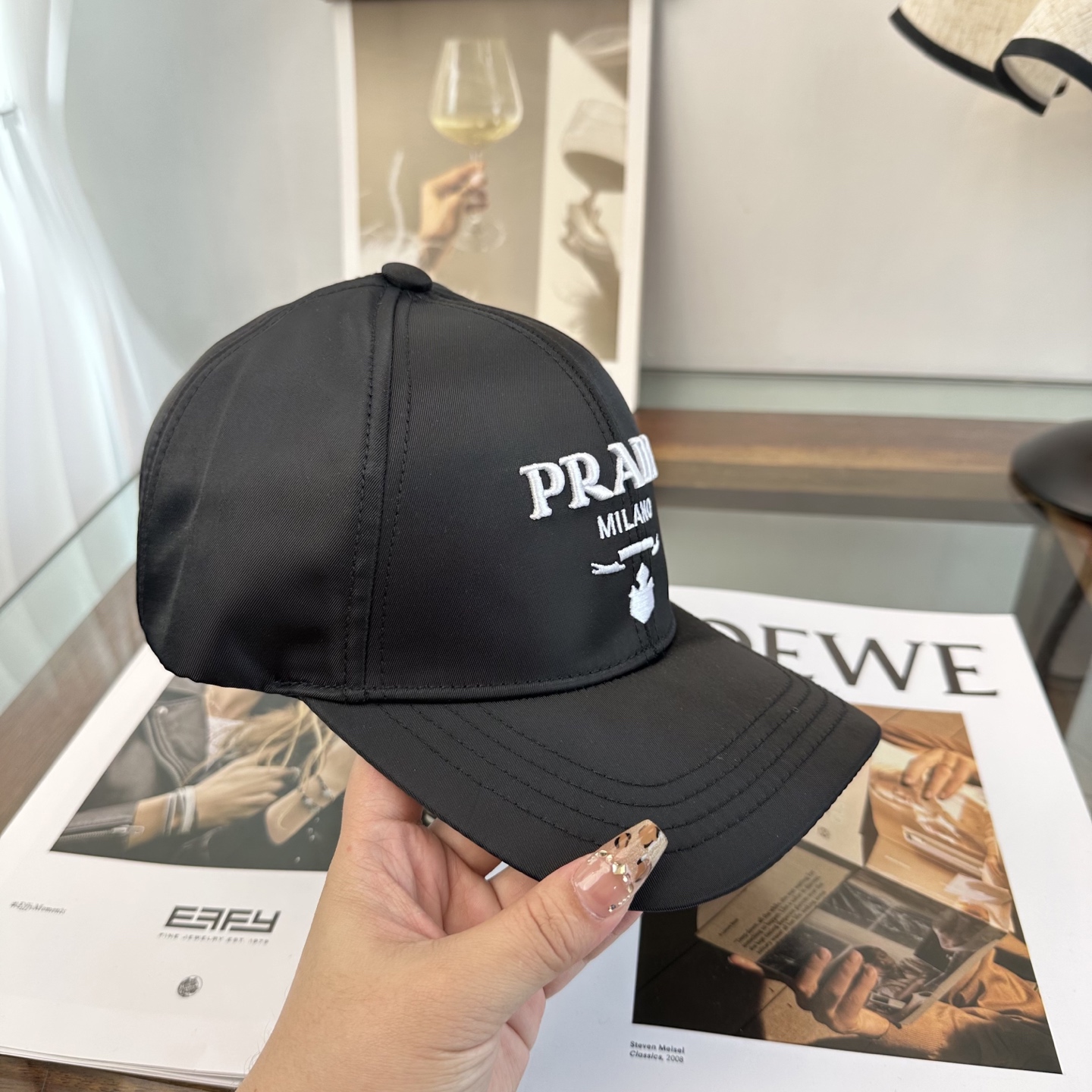 普拉达 经典棒球帽设计感超强，让人耳目一新头型非常好，可以修饰各种头型，实力百搭款