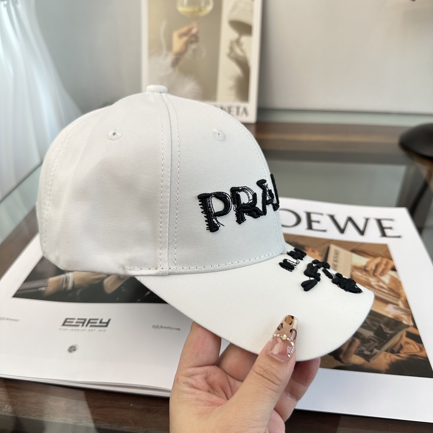 普拉达 经典棒球帽设计感超强，让人耳目一新头型非常好，可以修饰各种头型，实力百搭款