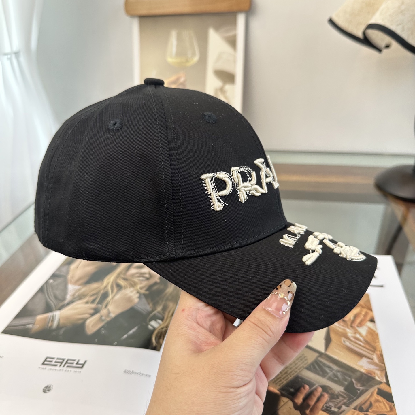 普拉达 经典棒球帽设计感超强，让人耳目一新头型非常好，可以修饰各种头型，实力百搭款
