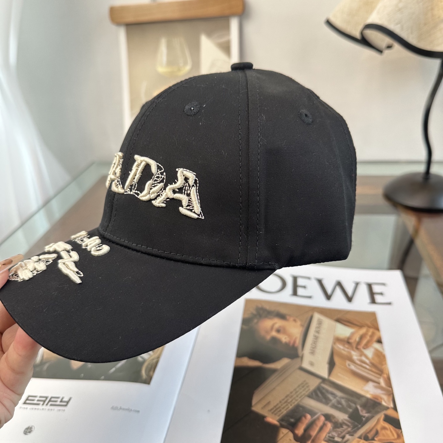 普拉达 经典棒球帽设计感超强，让人耳目一新头型非常好，可以修饰各种头型，实力百搭款
